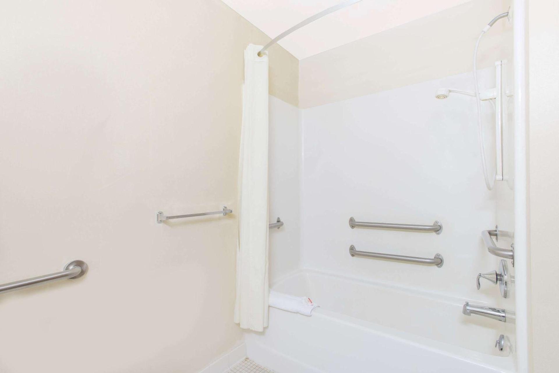 Rodeway Inn photo 13