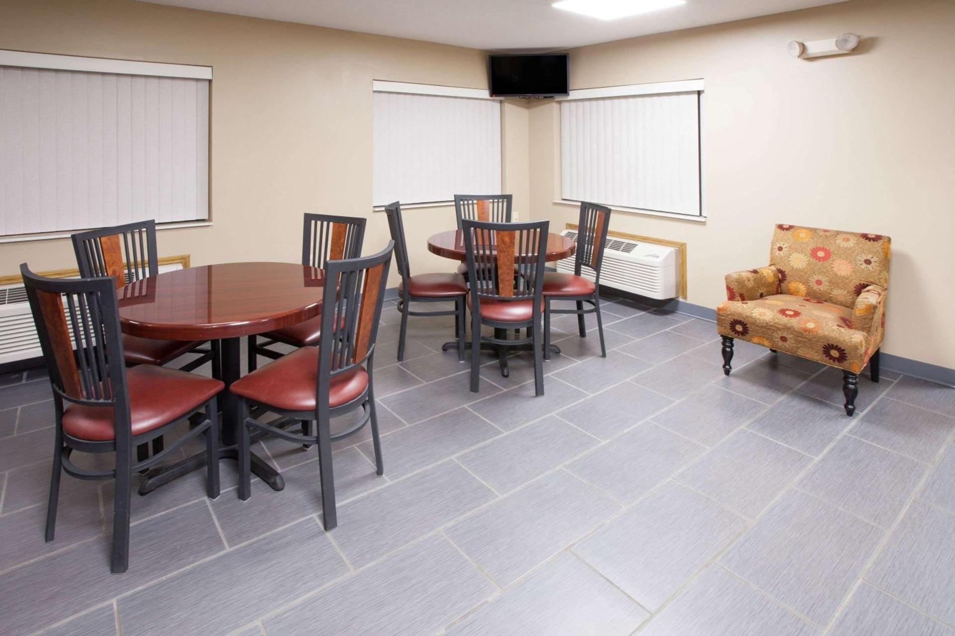 Super 8 by Wyndham Dwight photo 4