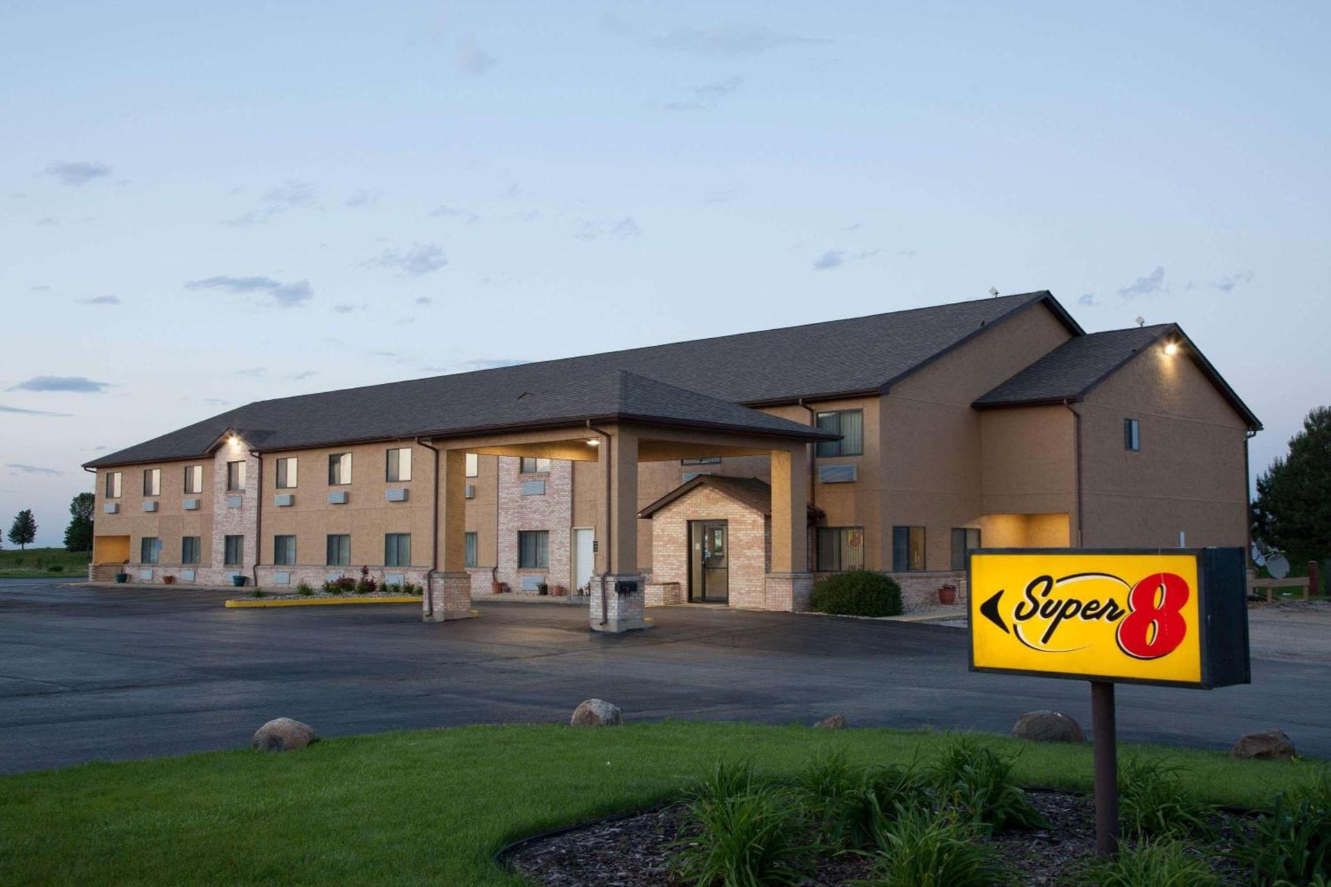Super 8 by Wyndham Dwight photo 2