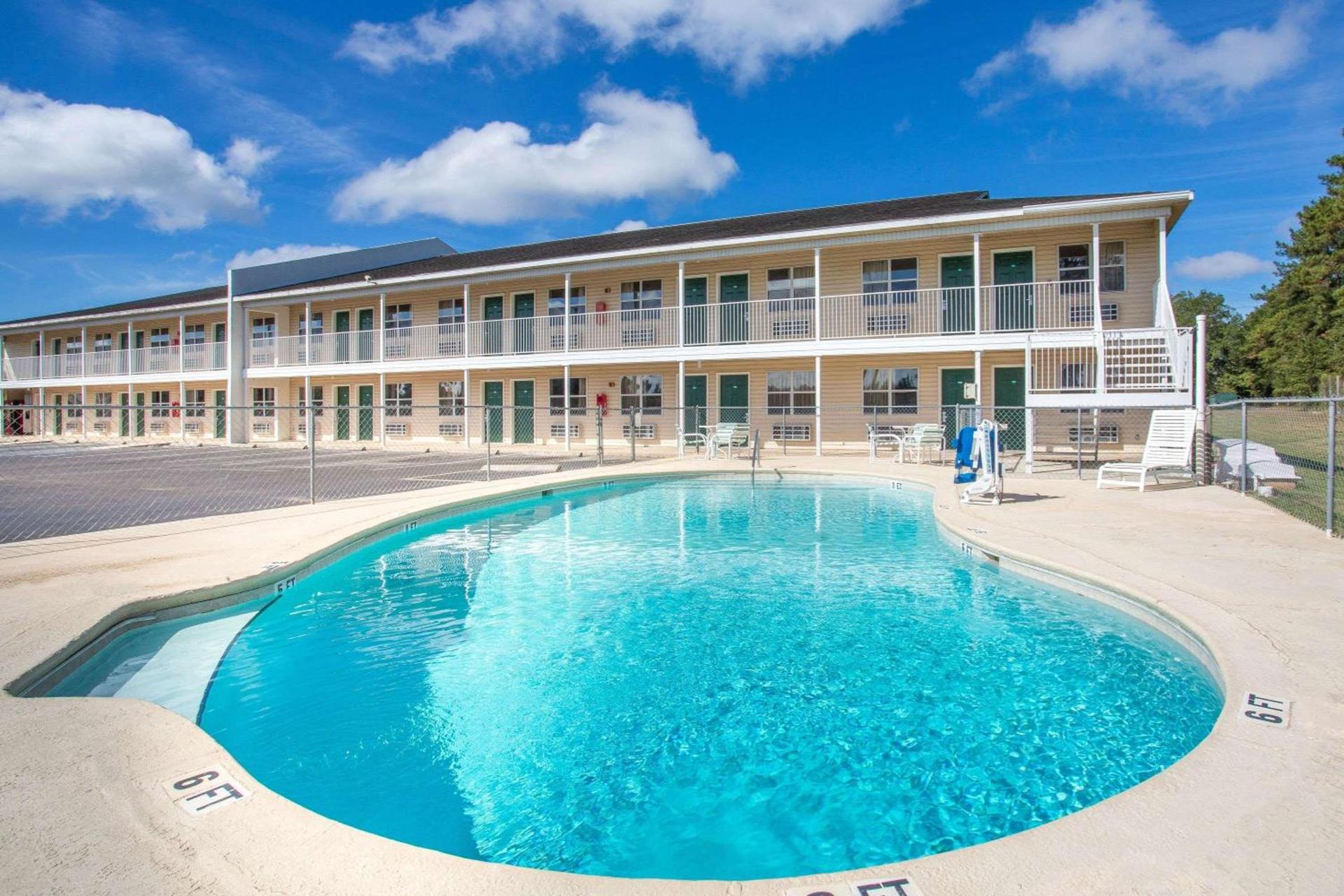 Super 8 by Wyndham Monticello photo 3