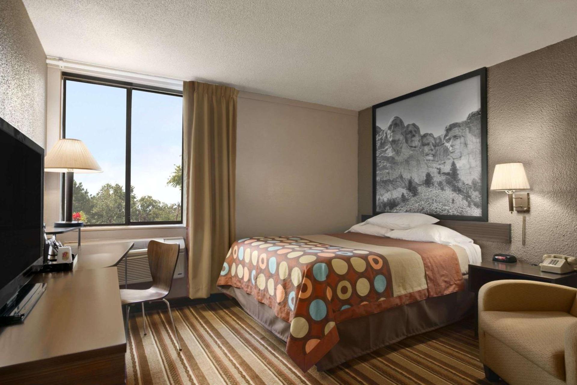 Super 8 by Wyndham Redfield photo 3