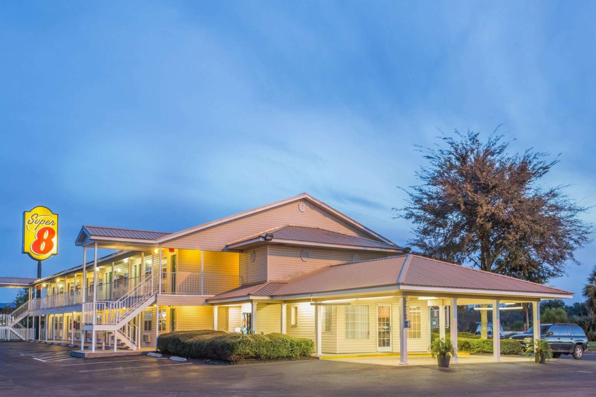 Super 8 by Wyndham Madison photo 2