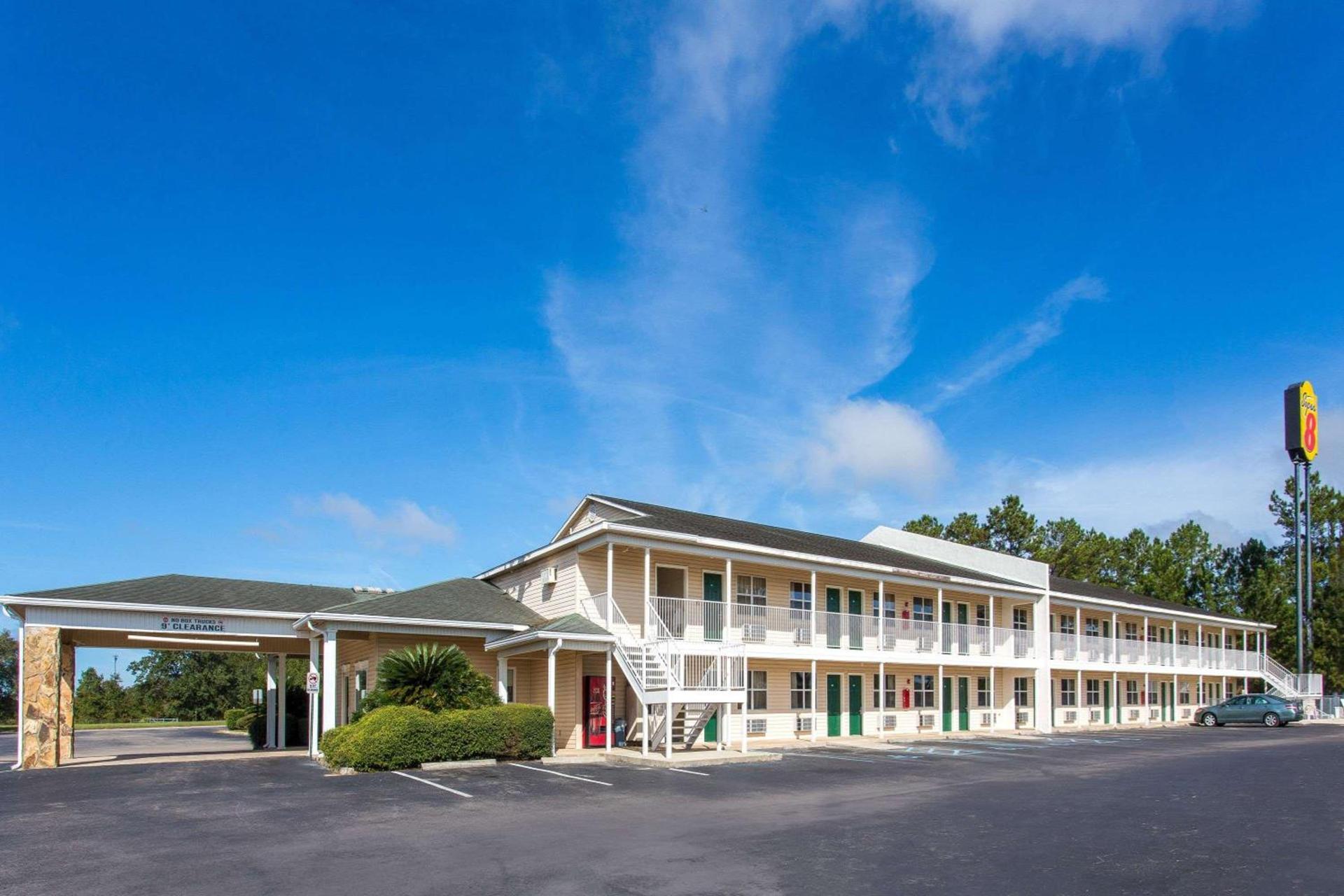 Super 8 by Wyndham Monticello photo 1