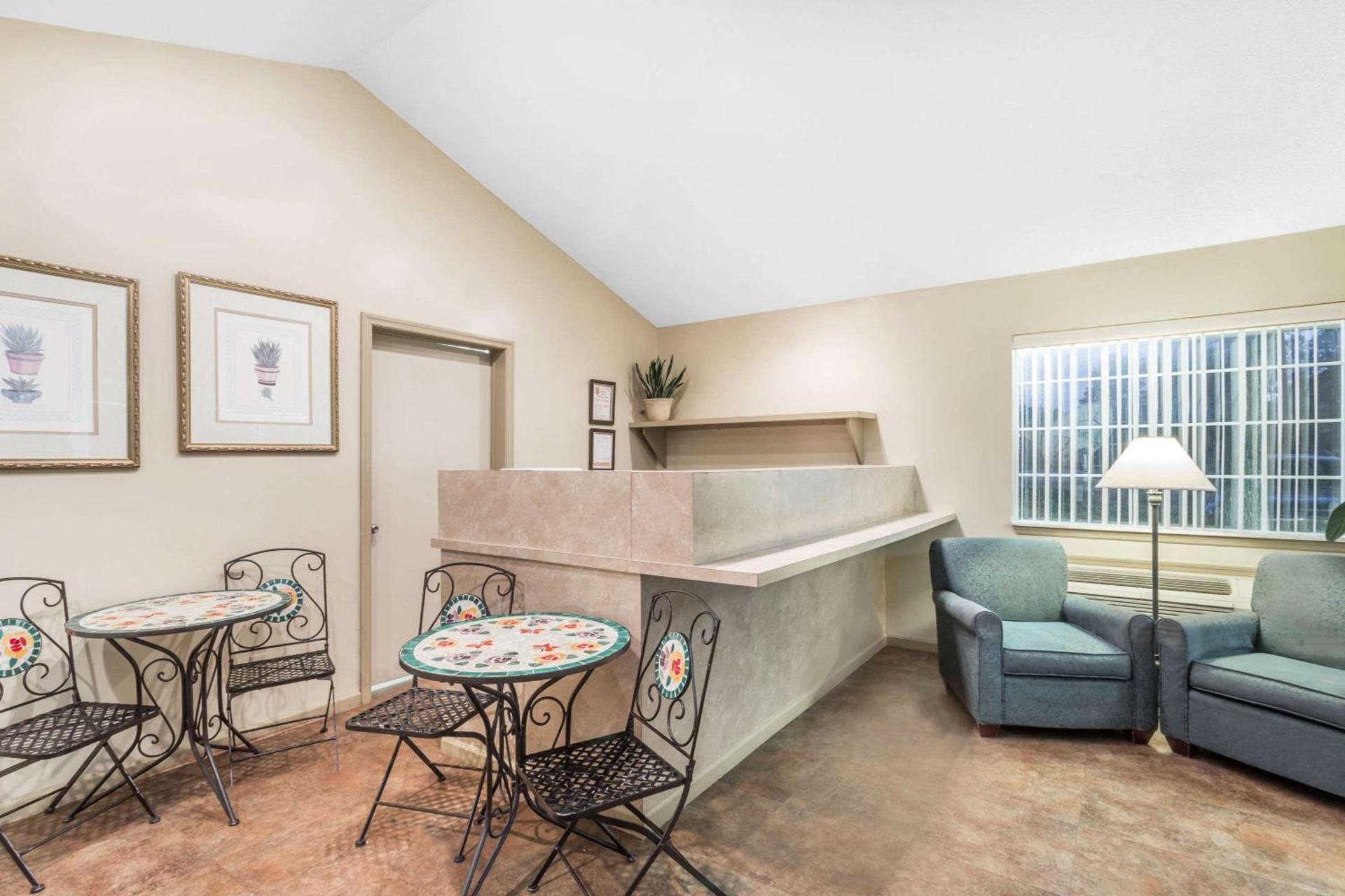 Super 8 by Wyndham Madison photo 4