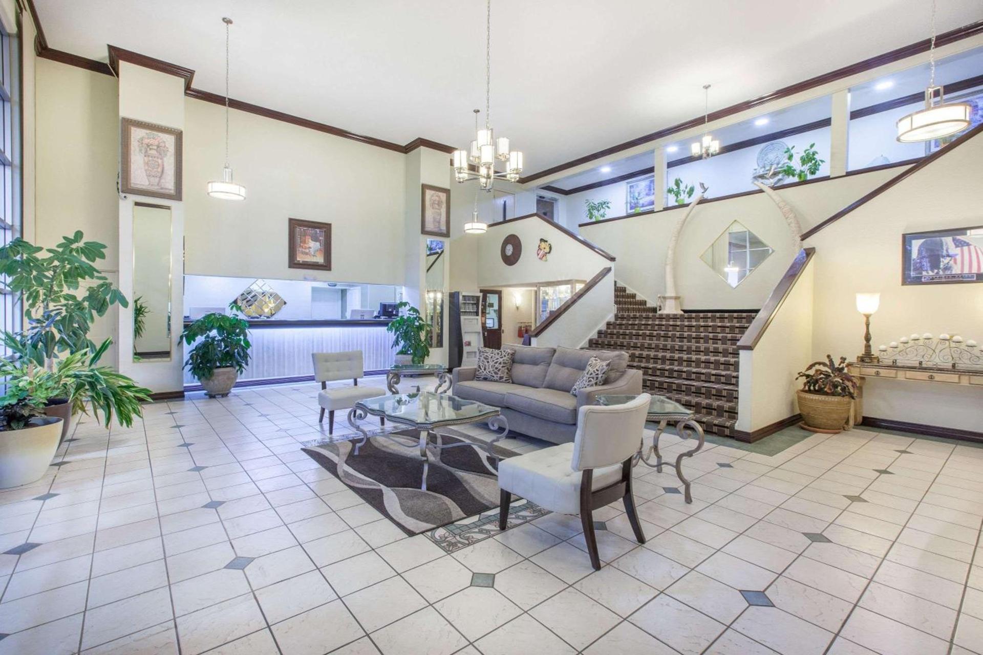 Super 8 by Wyndham Tyler TX photo 2