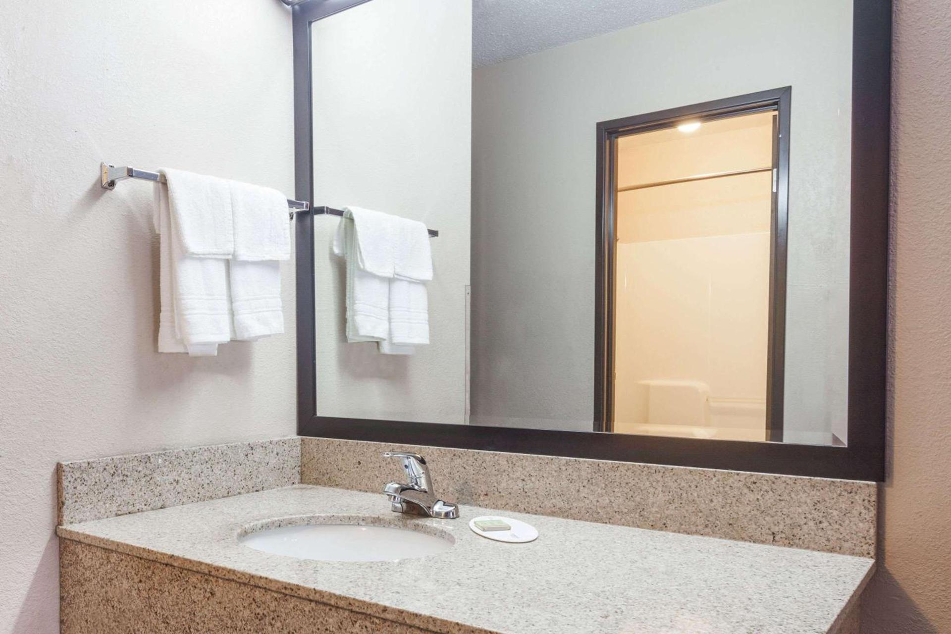 Super 8 by Wyndham Carrollton photo 8