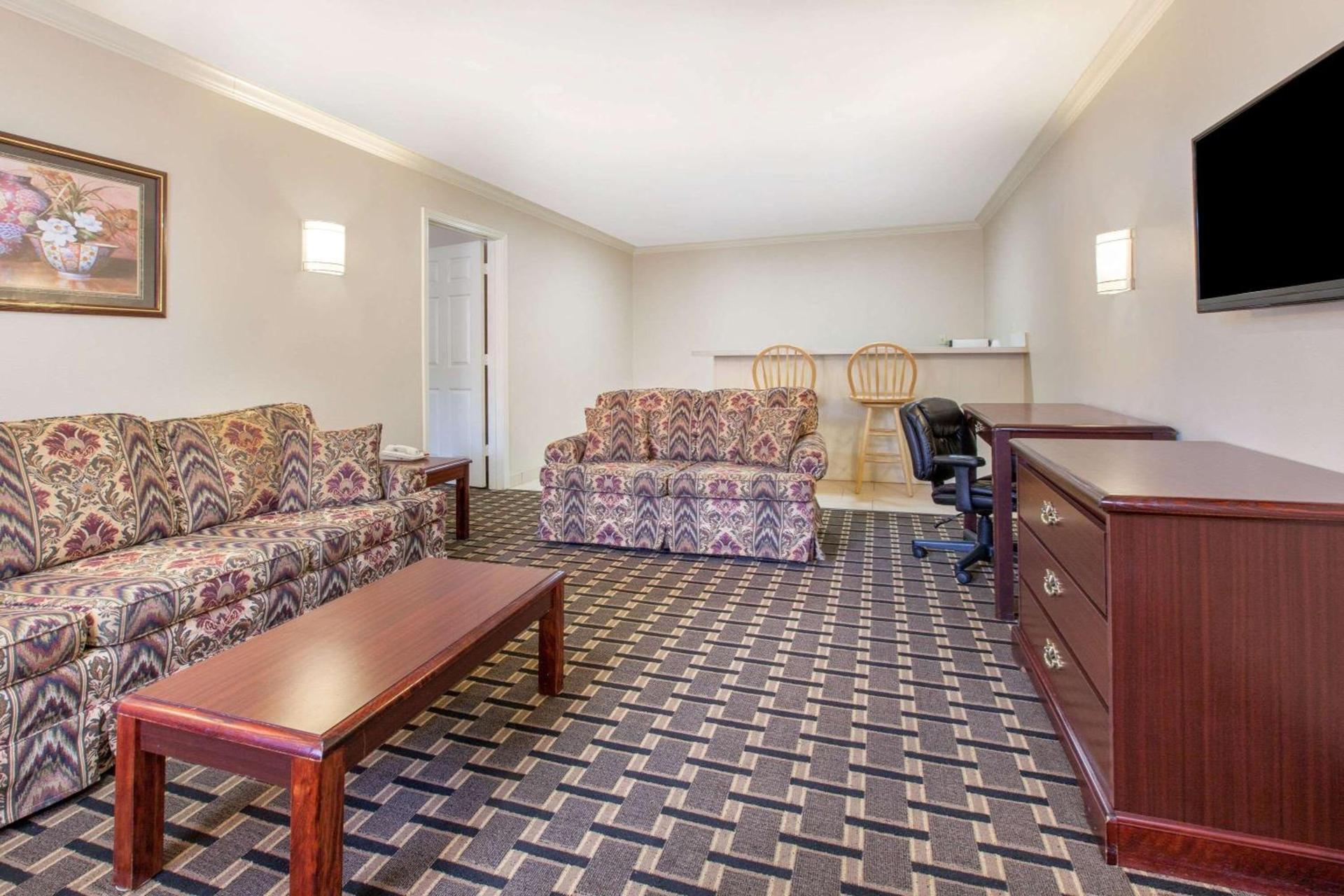 Super 8 by Wyndham Tyler TX photo 10