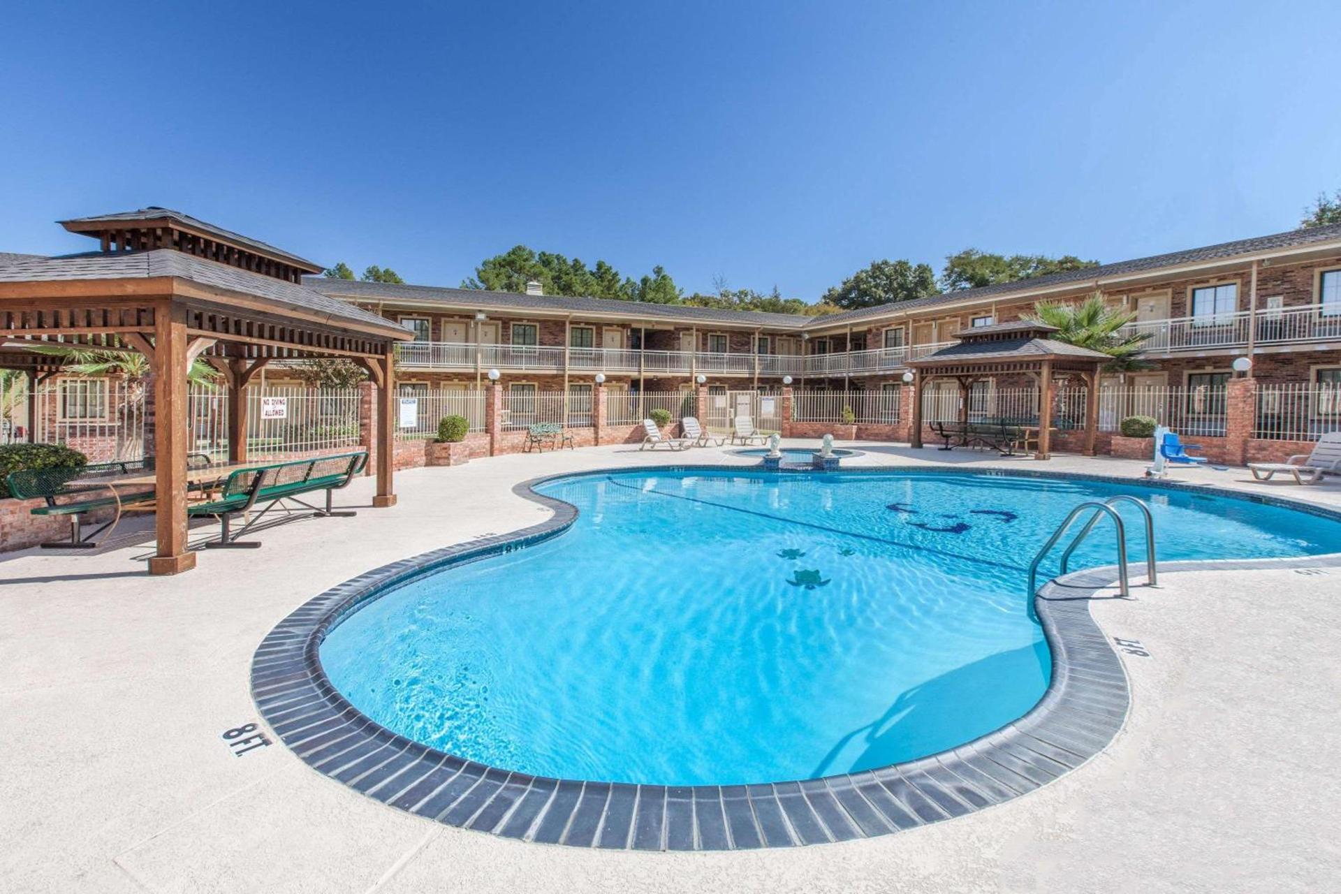 Super 8 by Wyndham Tyler TX photo 3
