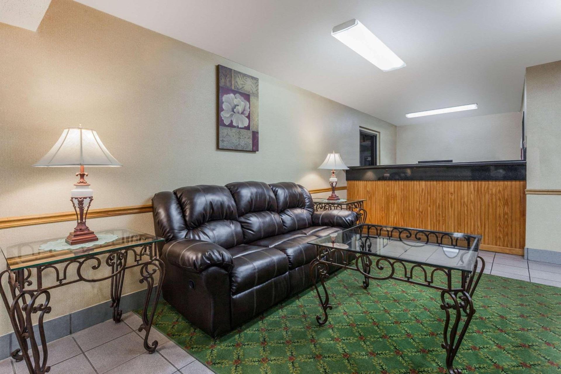 Super 8 by Wyndham Carrollton photo 2