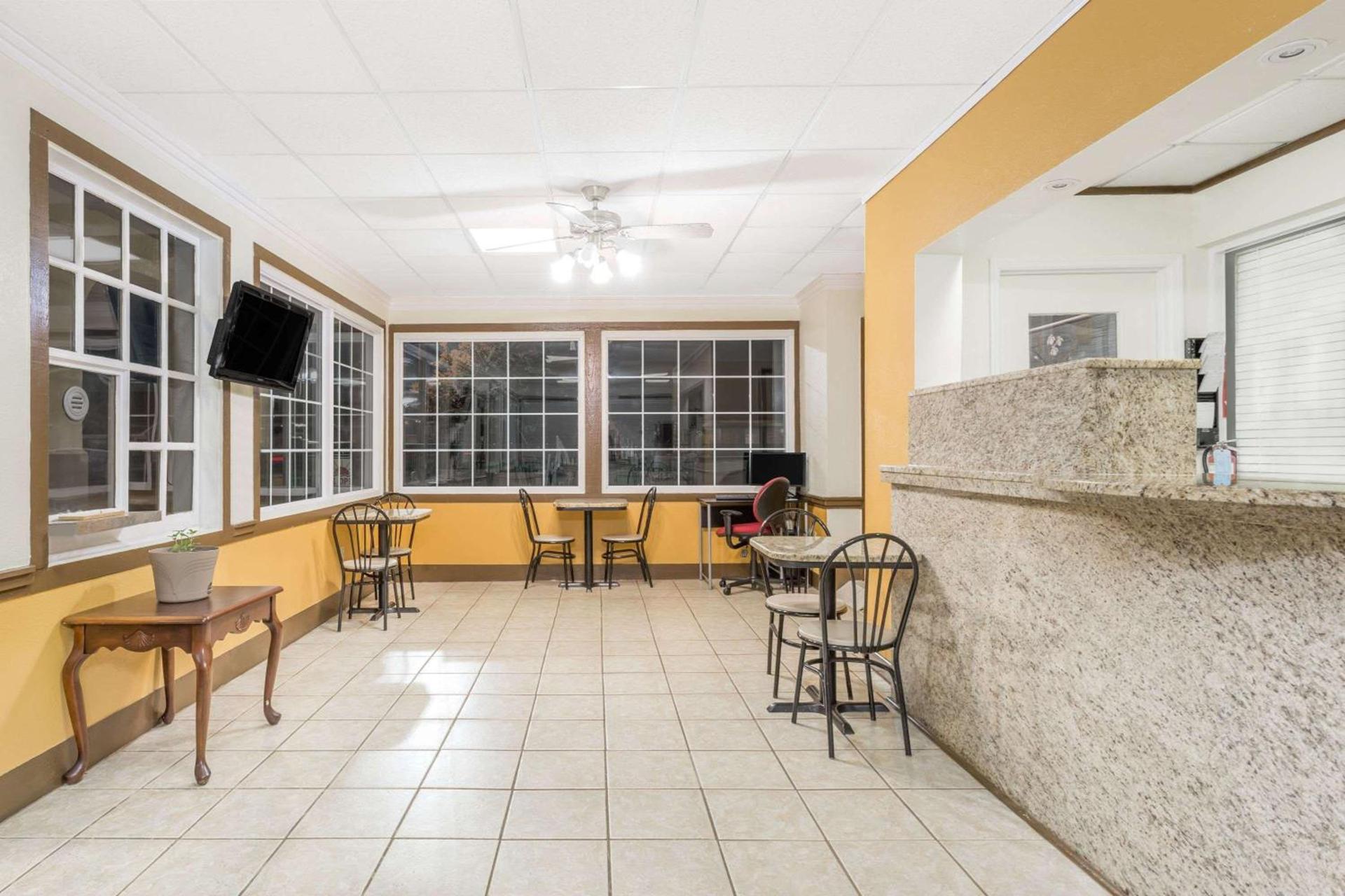 Super 8 by Wyndham Santee/I-95 photo 4