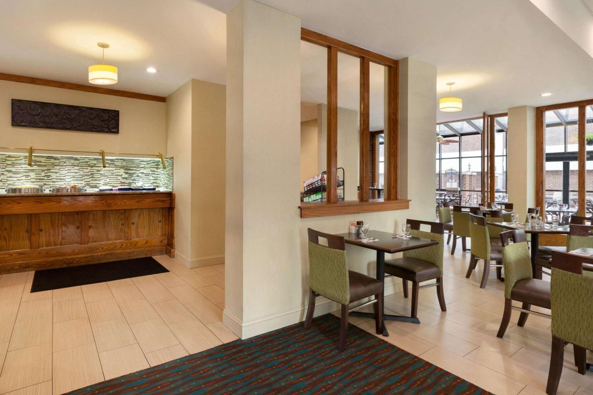 Days Inn by Wyndham Baltimore Inner Harbor photo 10