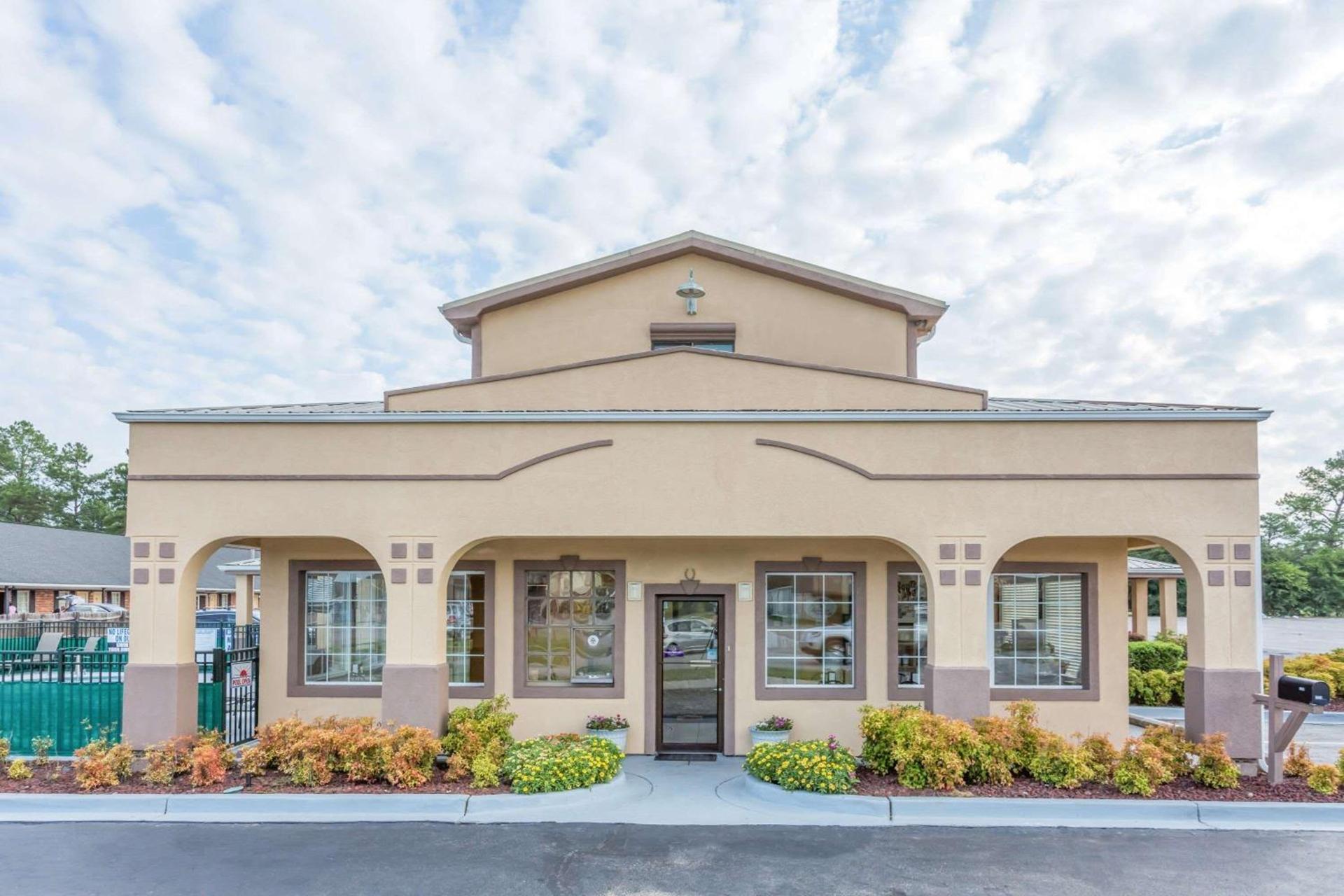 Super 8 by Wyndham Santee/I-95 — hotel in Santee