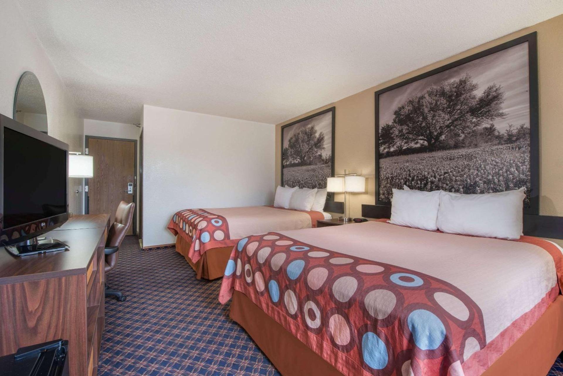 Super 8 by Wyndham College Station photo 11
