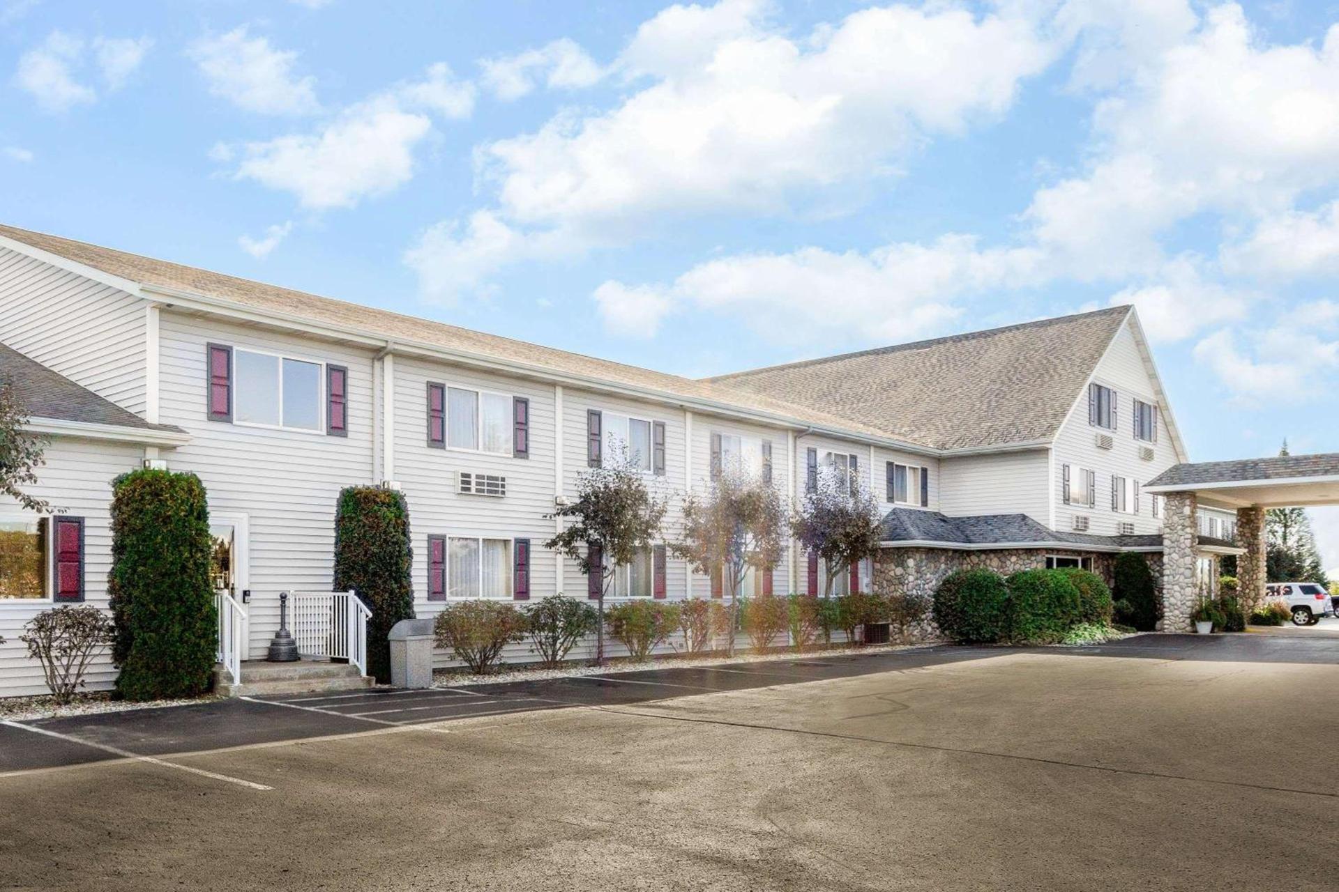 Super 8 by Wyndham St. Ignace — hotel in Saint Ignace