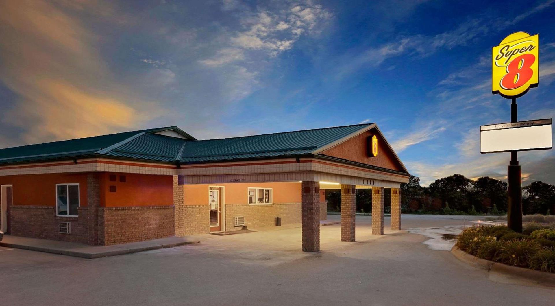 Super 8 by Wyndham Siloam Springs photo 2