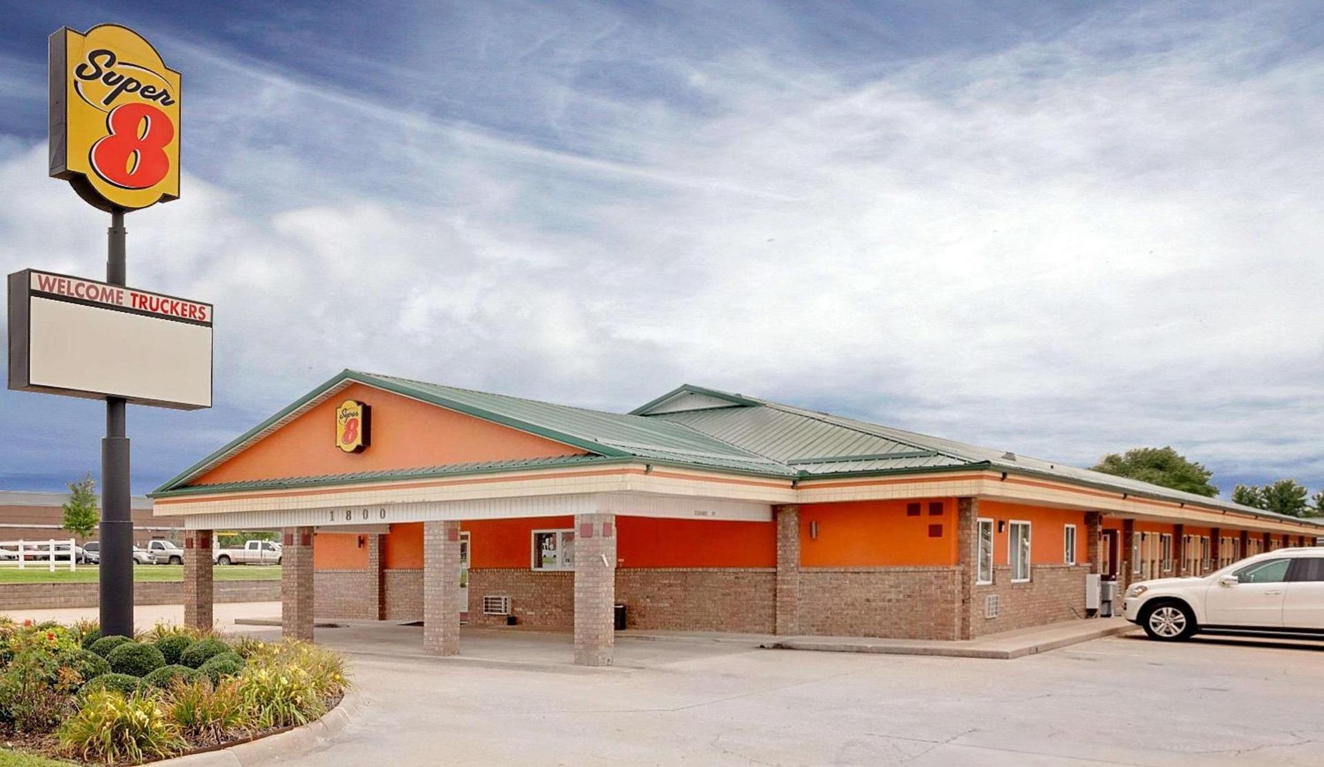 Super 8 by Wyndham Siloam Springs — hotel in Siloam Springs