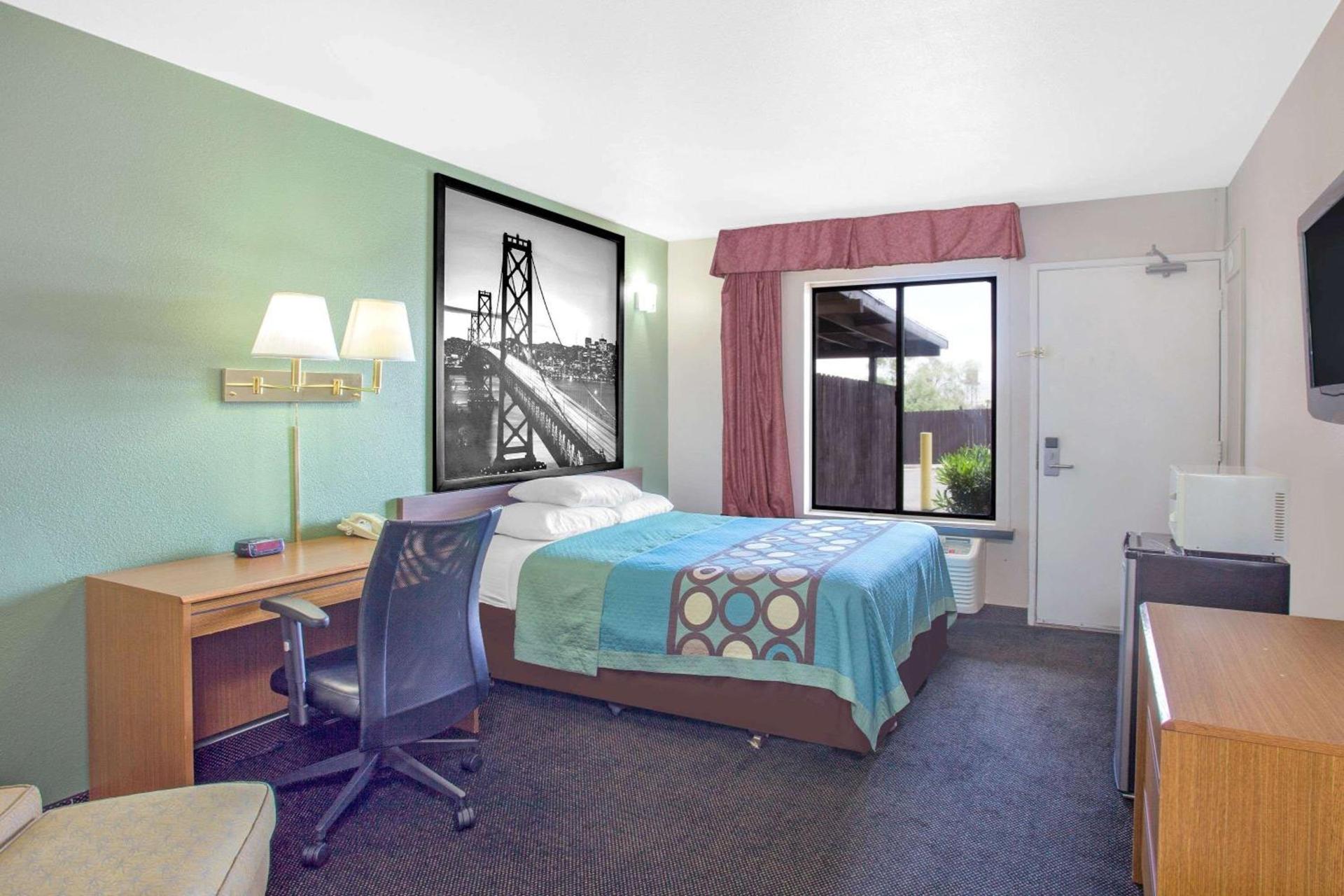 Super 8 by Wyndham Barstow photo 11