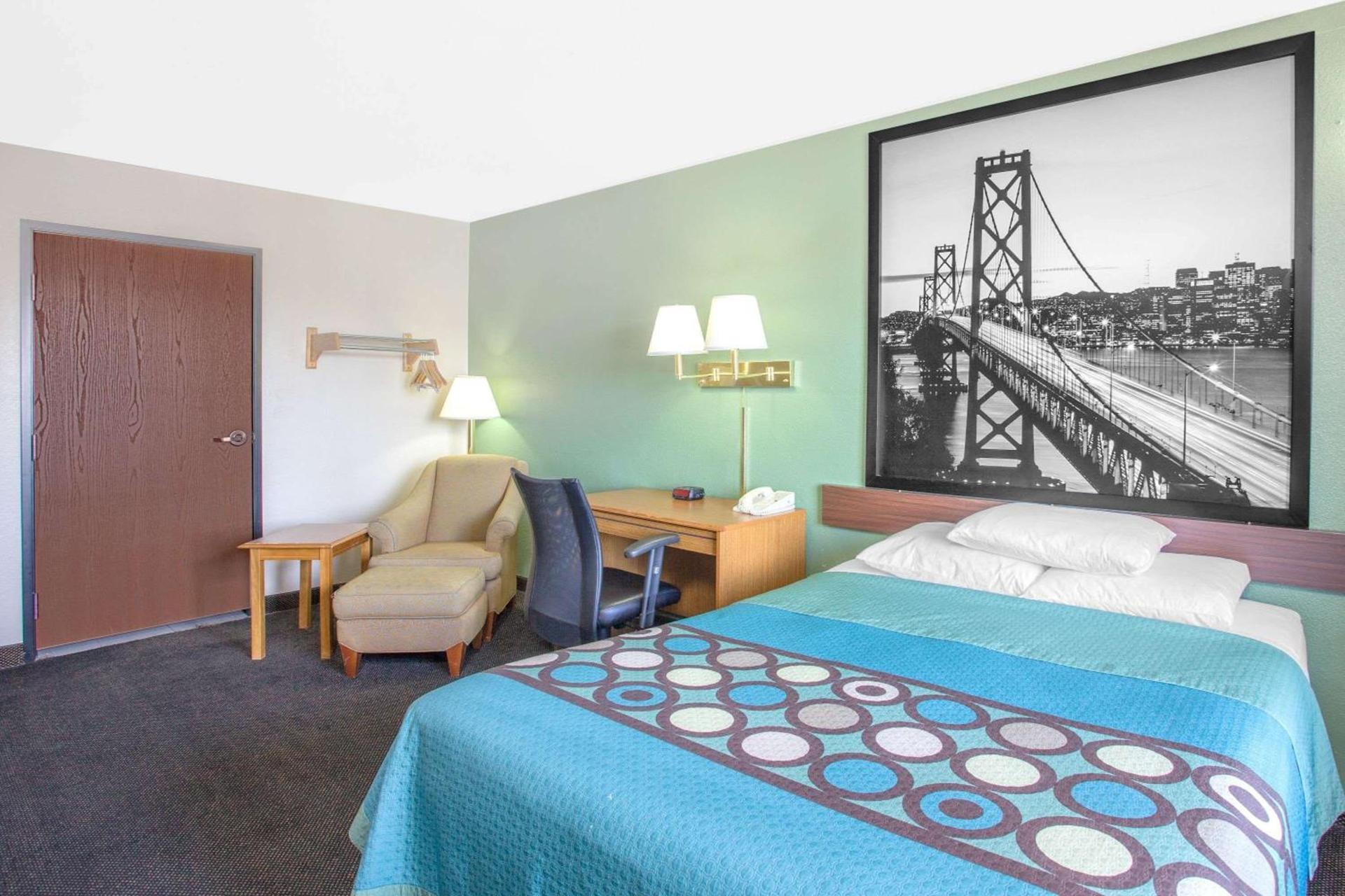 Super 8 by Wyndham Barstow photo 8