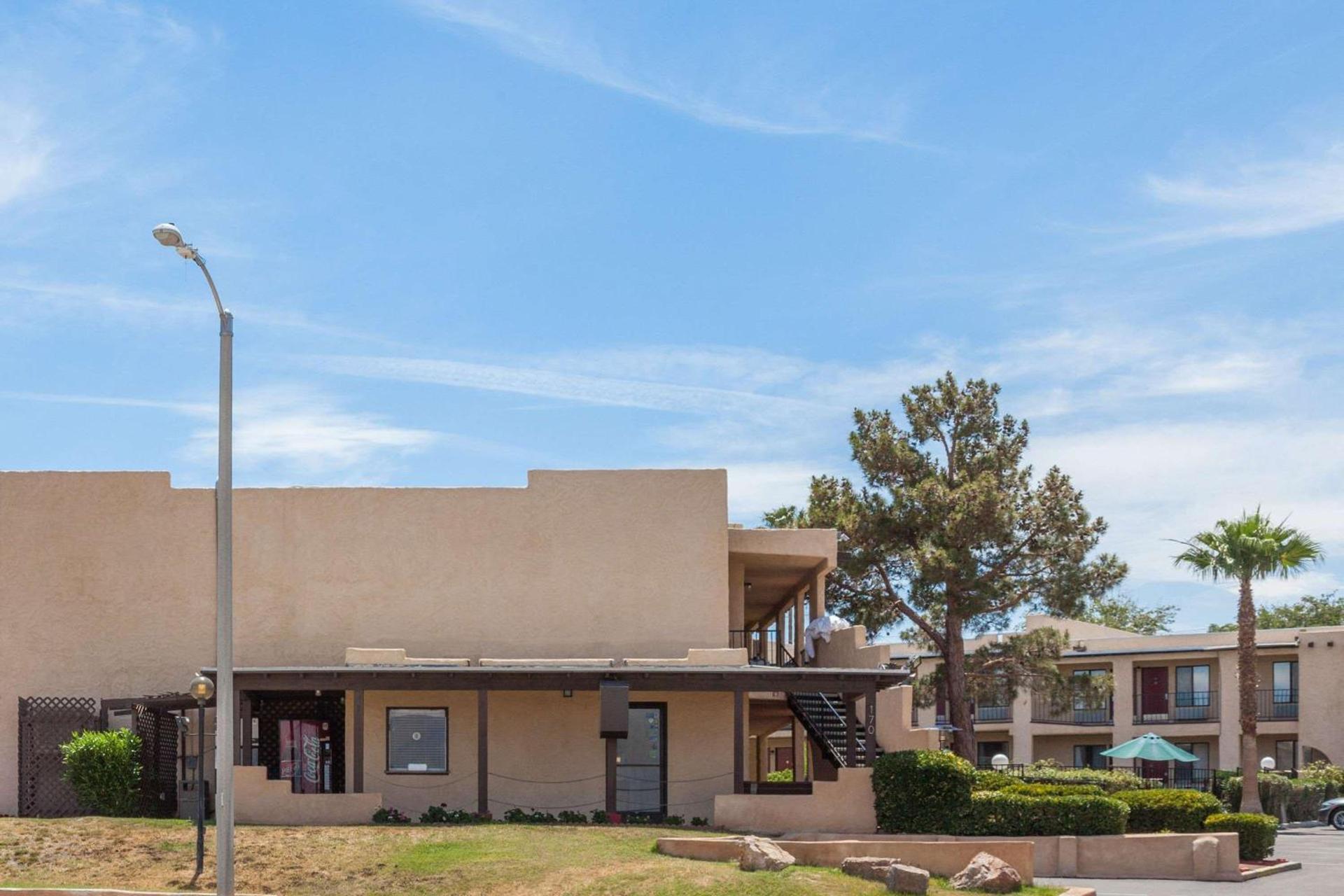Super 8 by Wyndham Barstow photo 5