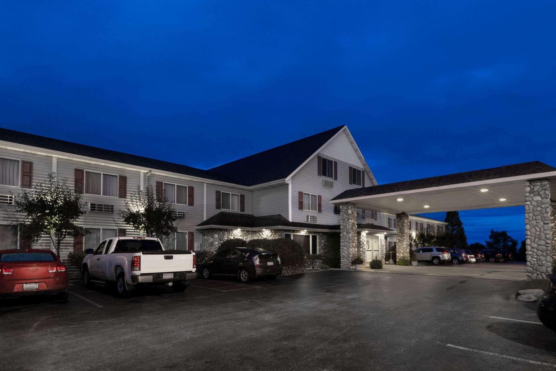Super 8 by Wyndham St. Ignace photo 2