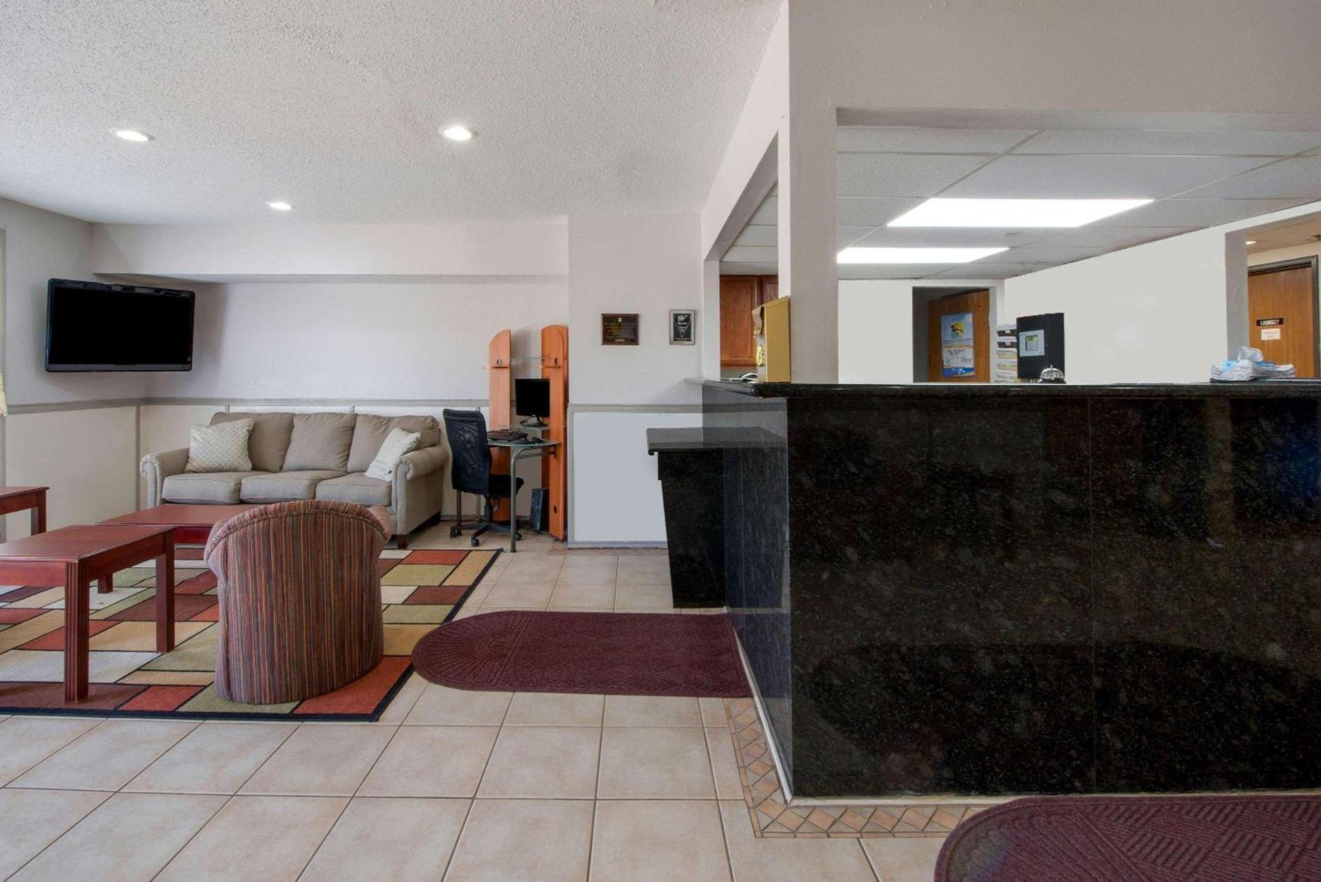 Super 8 by Wyndham College Station photo 2