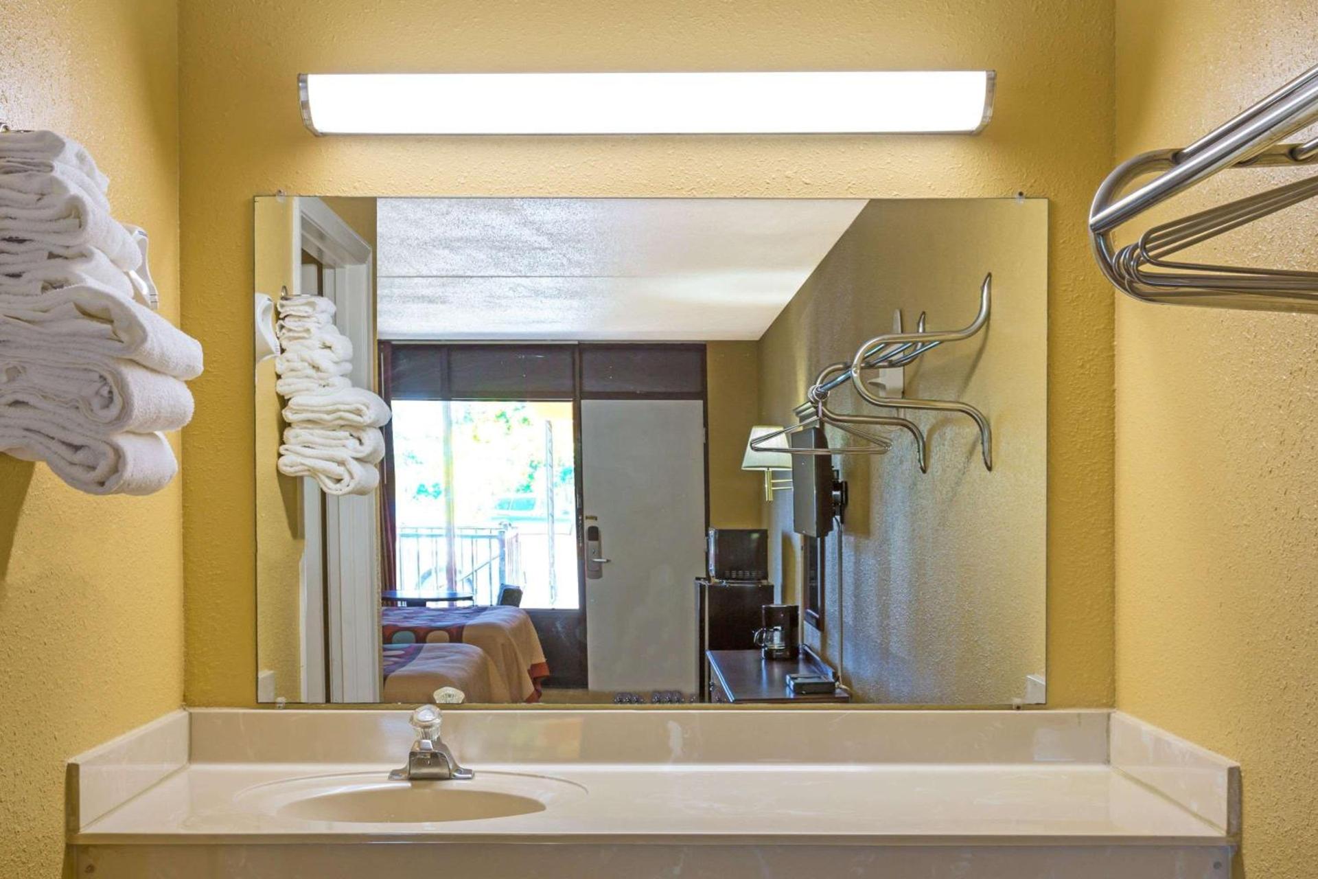Super 8 by Wyndham Jessup/Baltimore Area photo 8