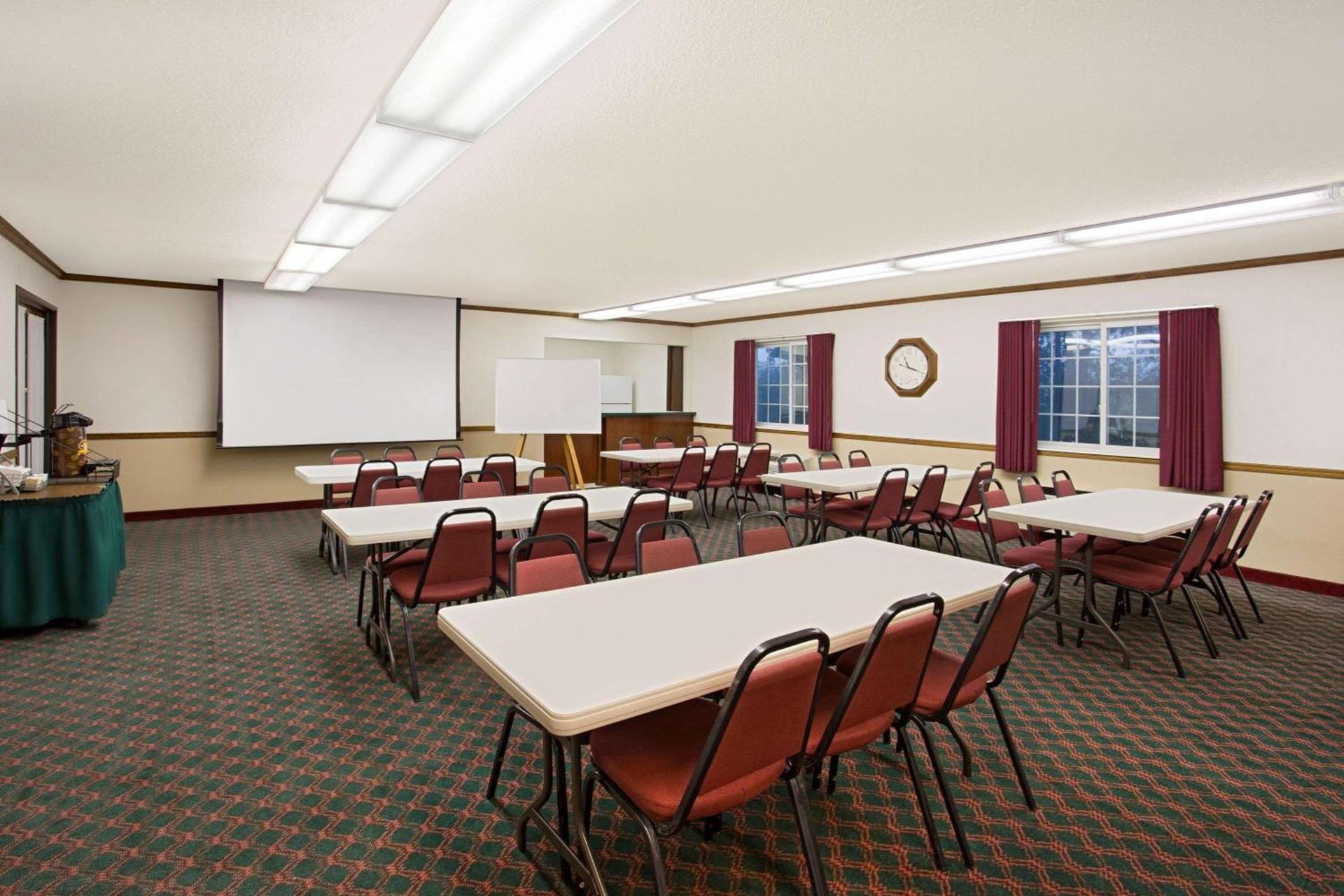 Super 8 by Wyndham New Hampton photo 14