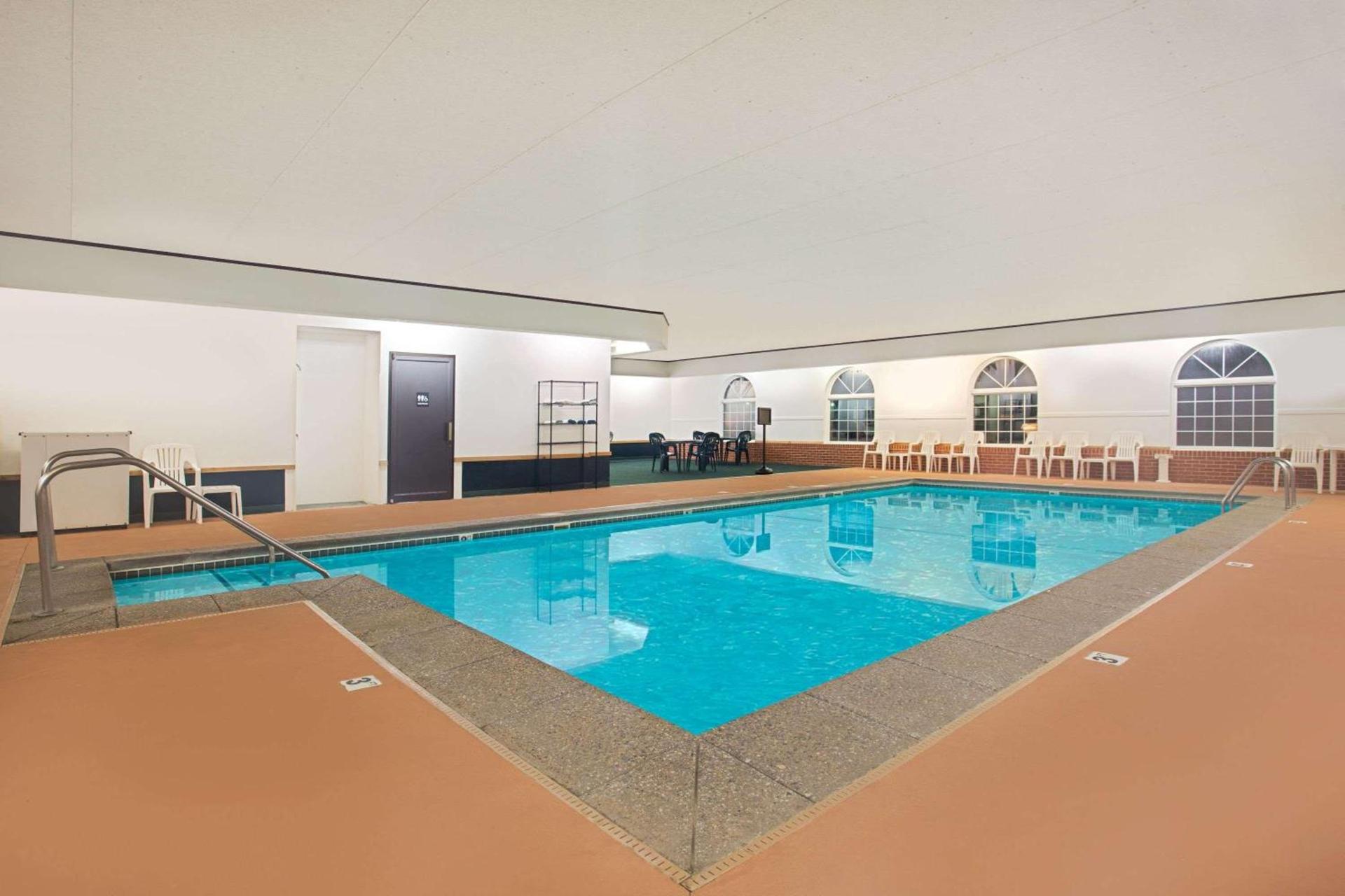 Super 8 by Wyndham New Hampton photo 6