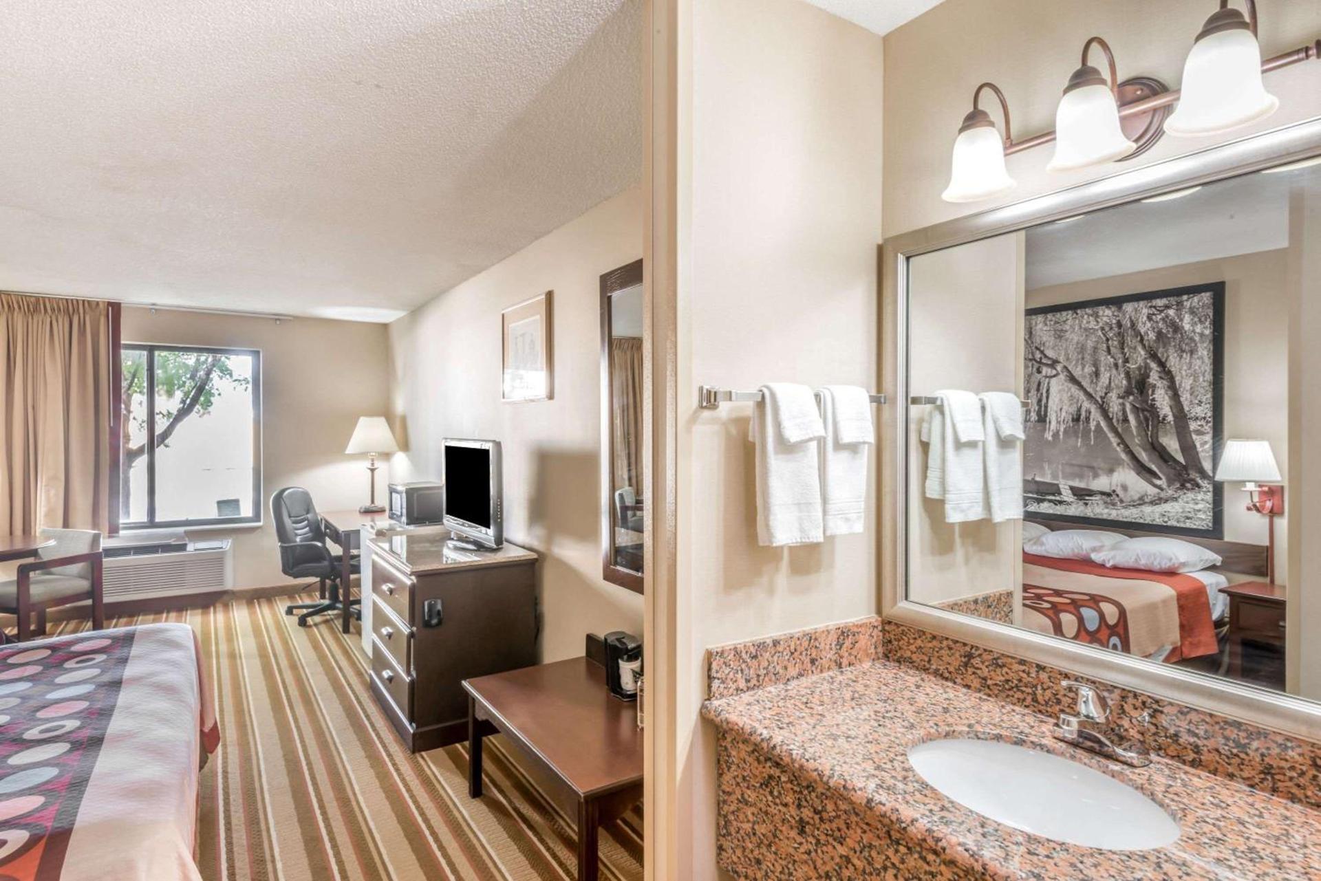 Super 8 by Wyndham Salina I-70 photo 18