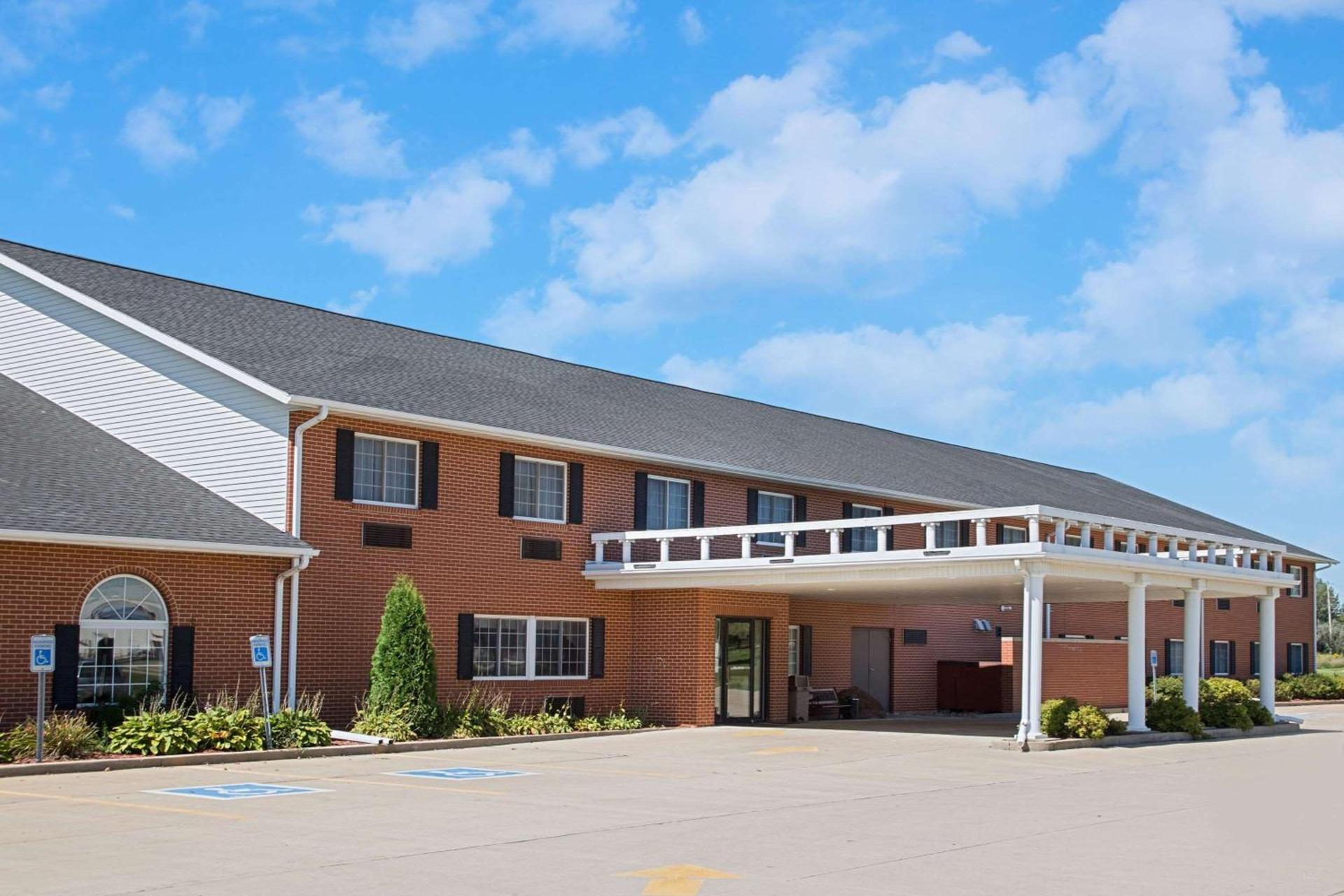 Super 8 by Wyndham New Hampton photo 1