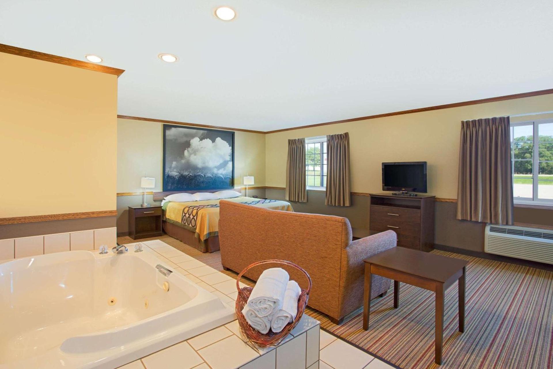 Super 8 by Wyndham New Hampton photo 12