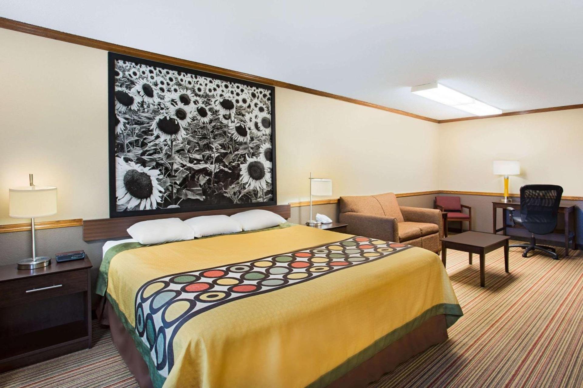 Super 8 by Wyndham New Hampton photo 13