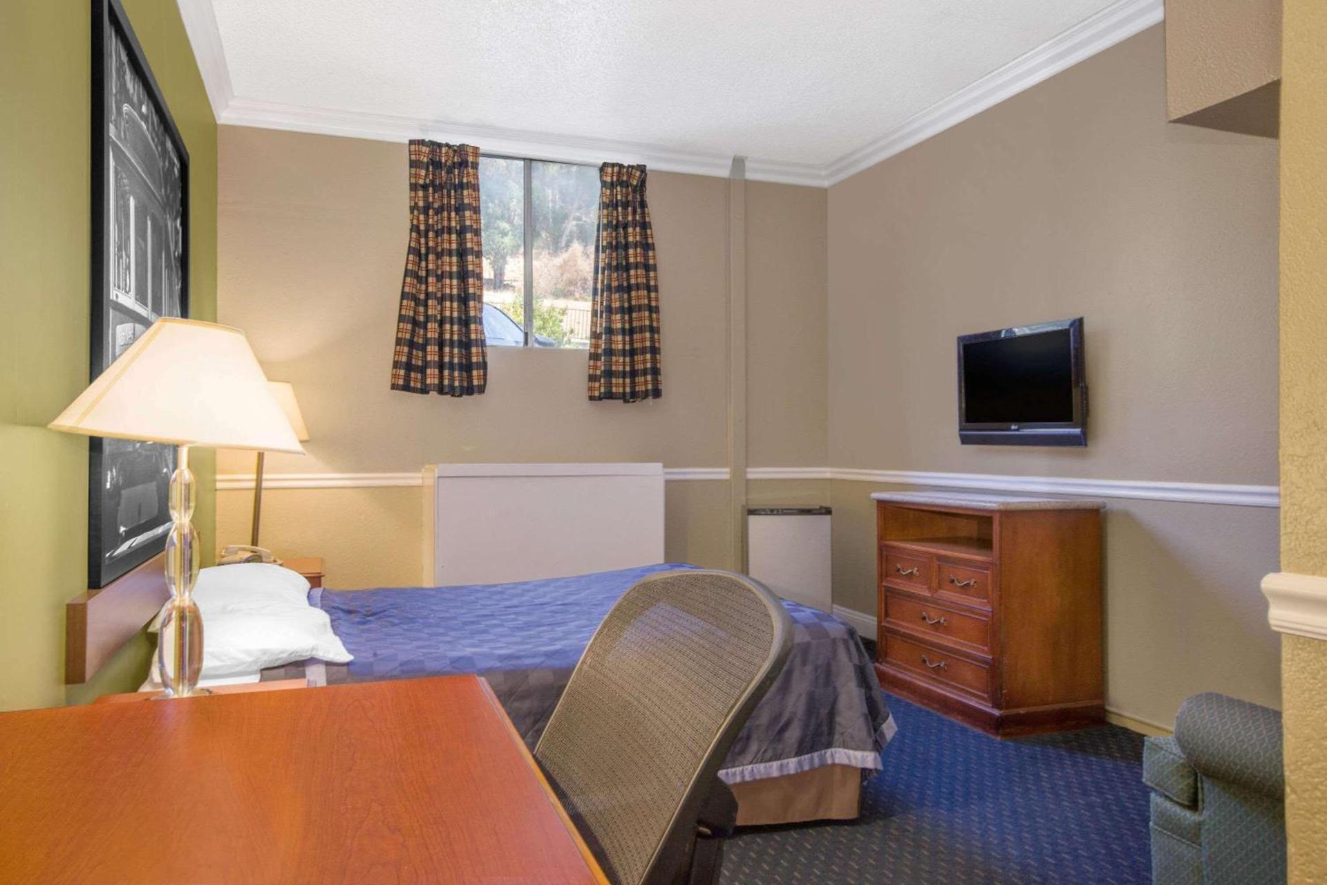Super 8 by Wyndham Hayward Downtown photo 4