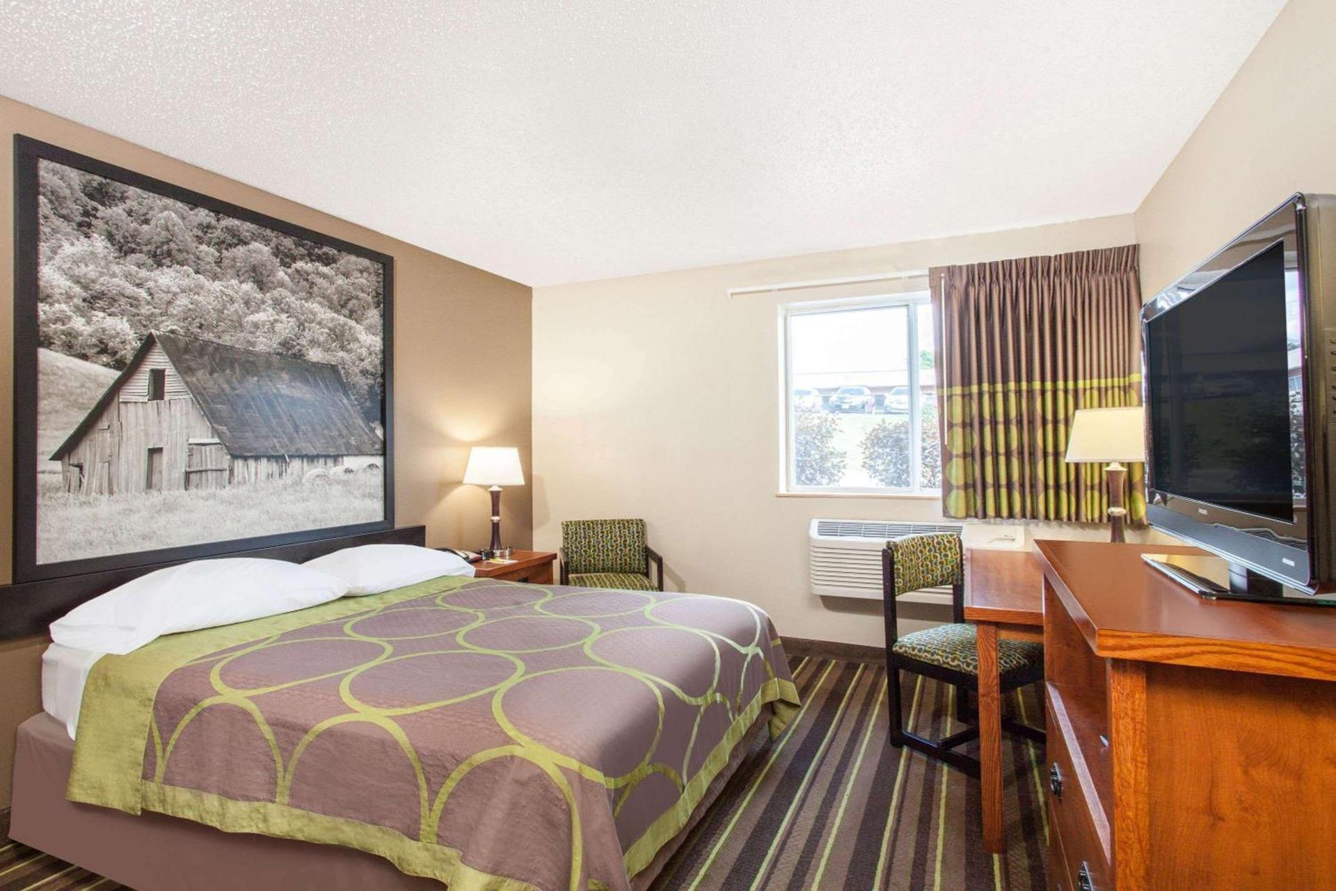 Super 8 by Wyndham Richlands/Claypool Hill Area photo 8