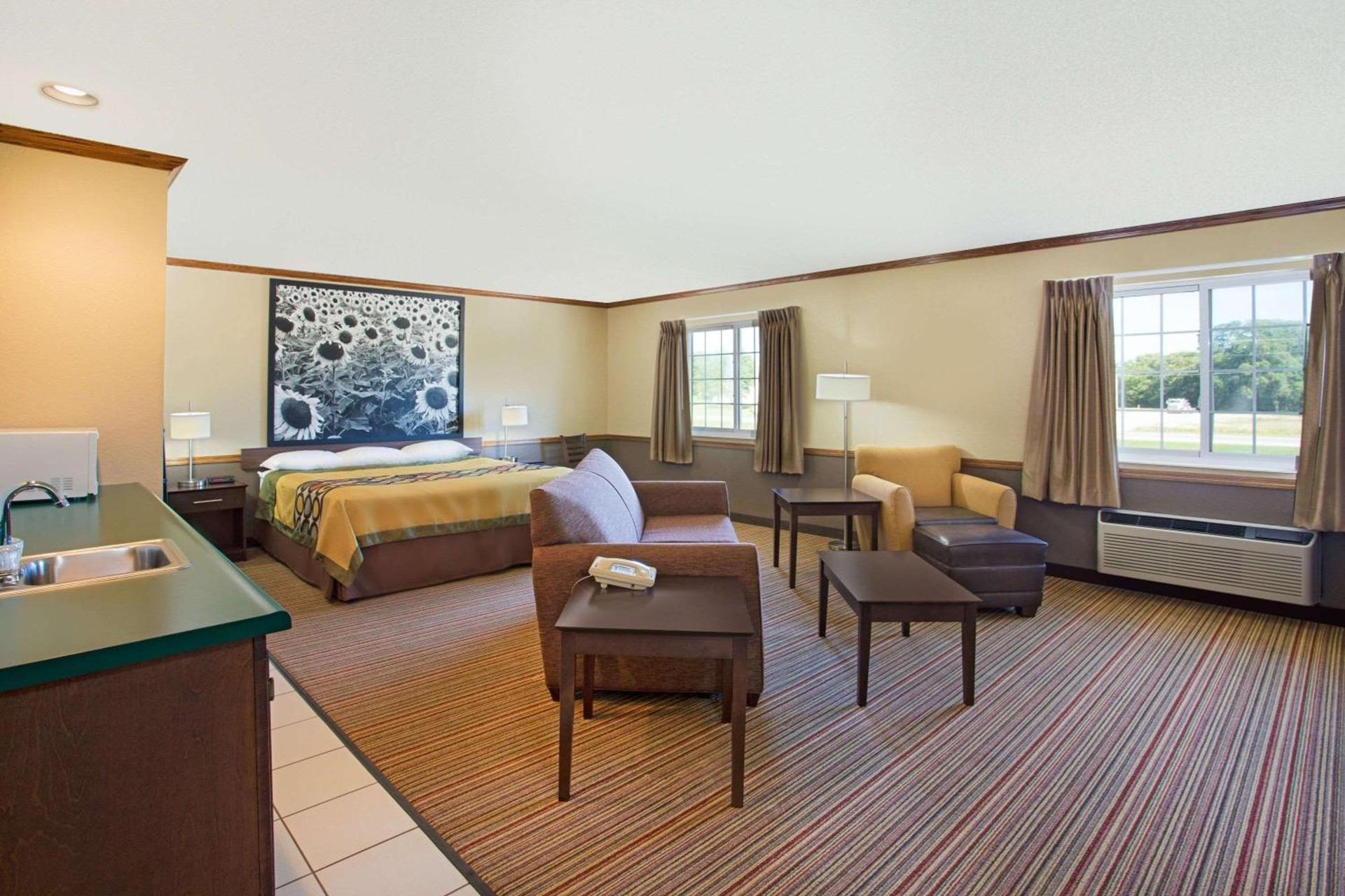 Super 8 by Wyndham New Hampton photo 10