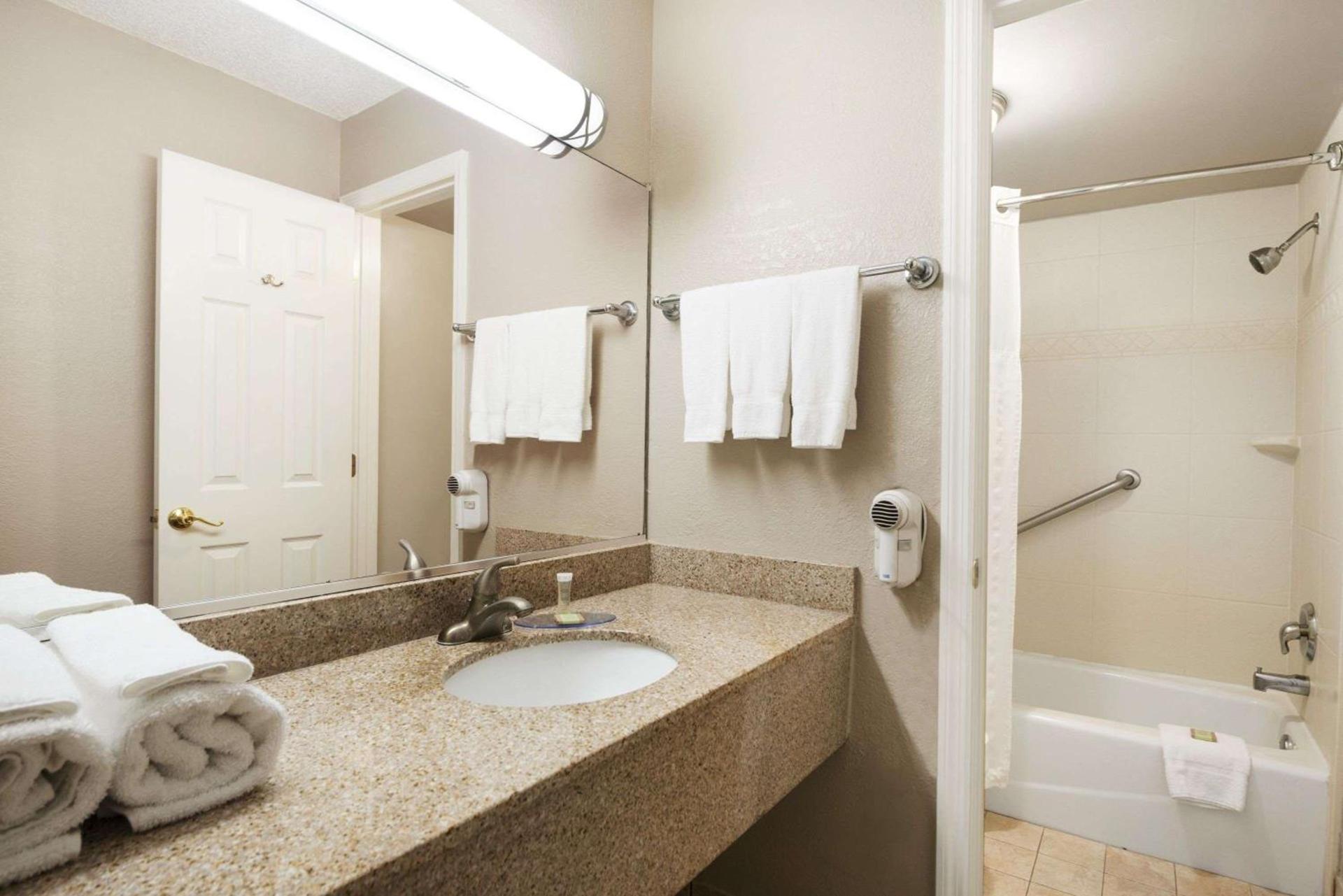 Super 8 by Wyndham Ormond Beach photo 11