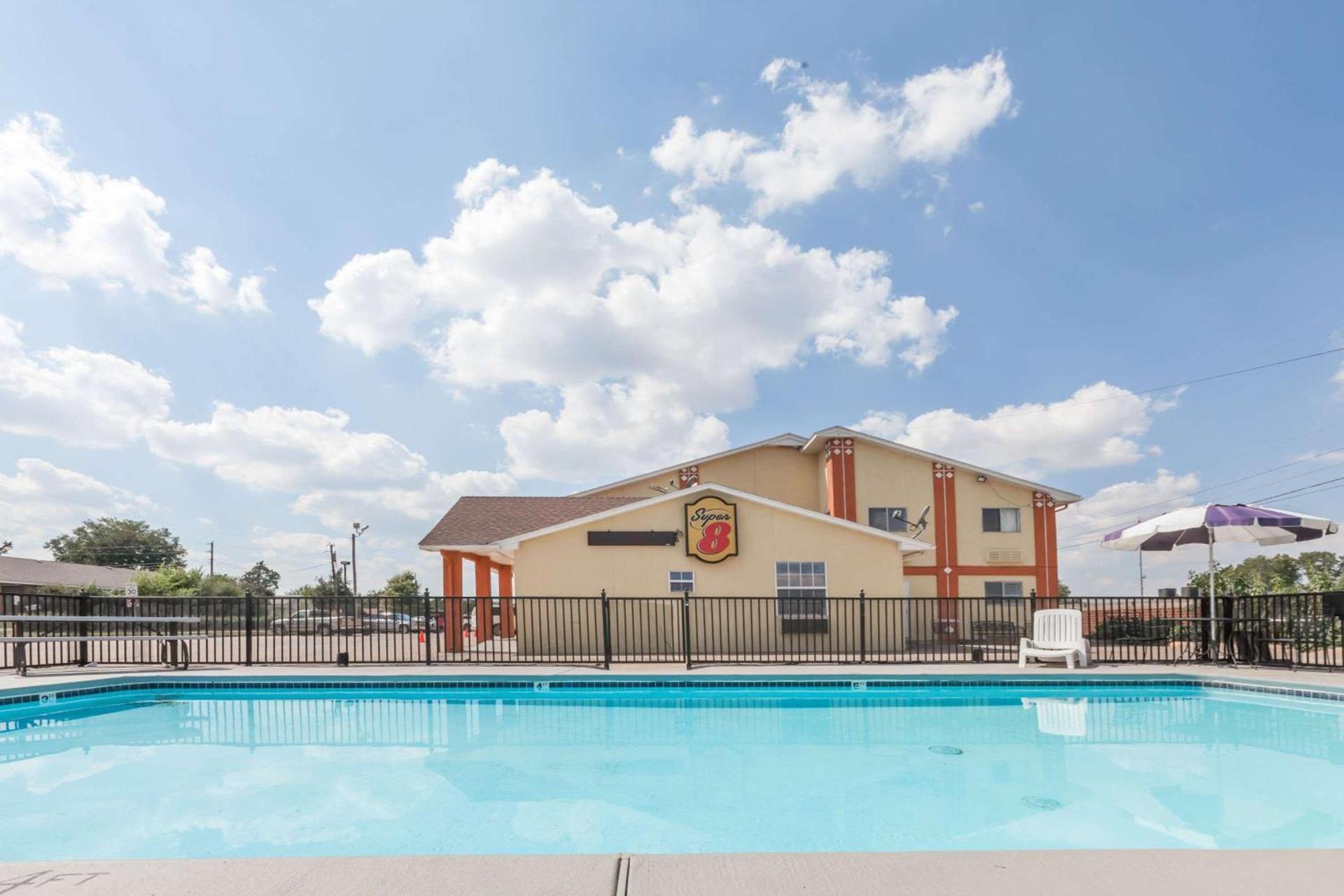 Super 8 by Wyndham Chickasha photo 4