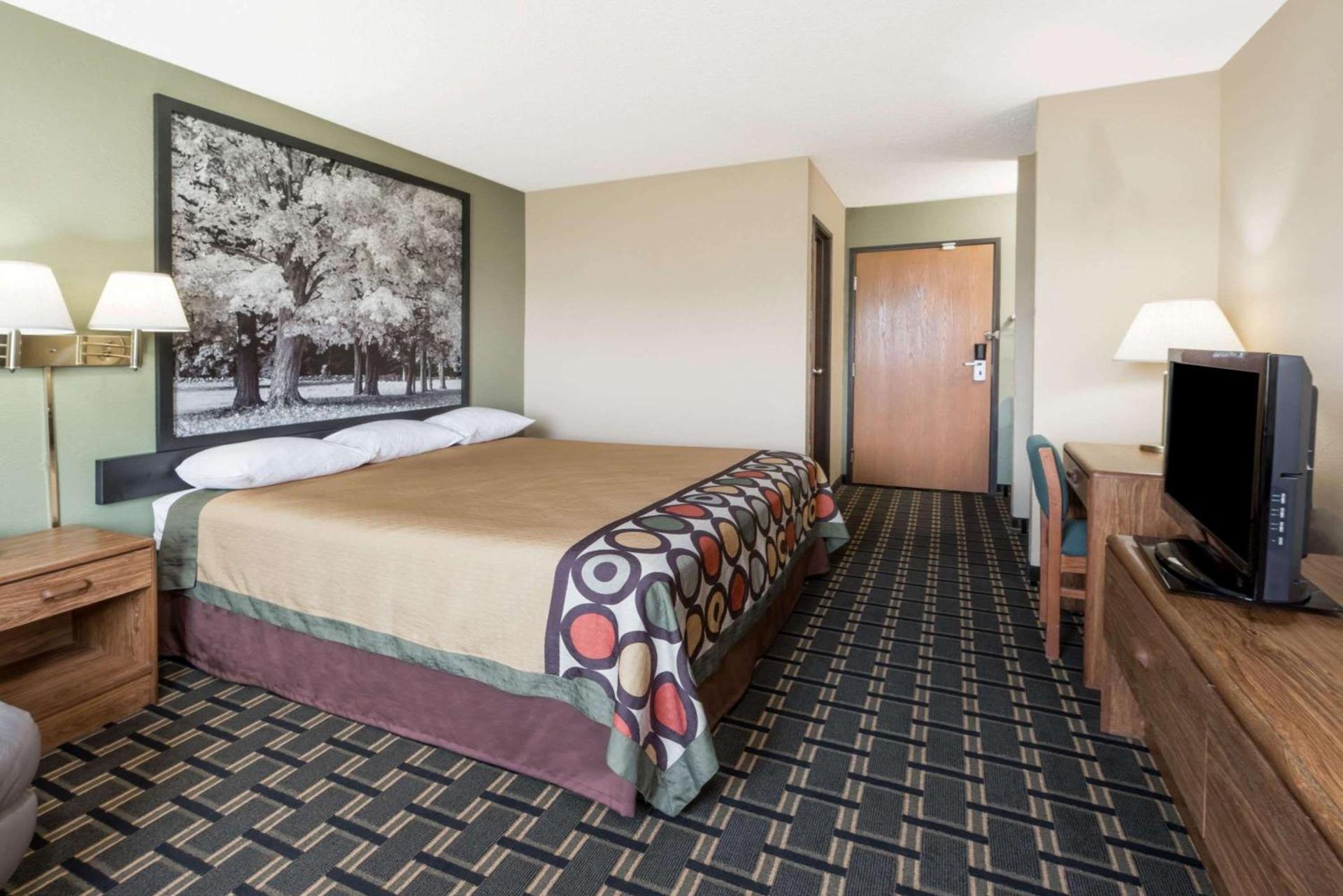 Super 8 by Wyndham Greenville photo 12