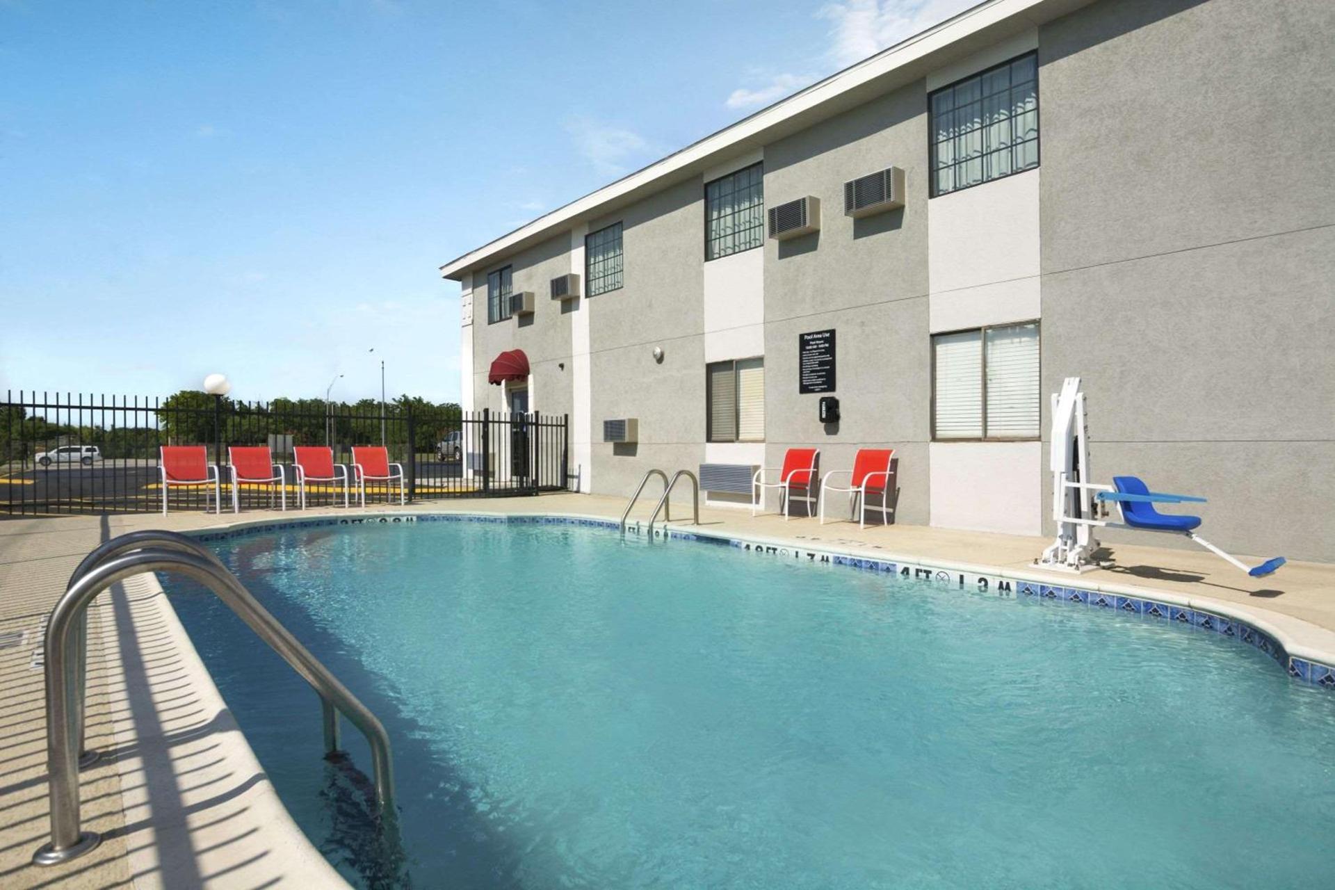 Super 8 by Wyndham Ardmore photo 3
