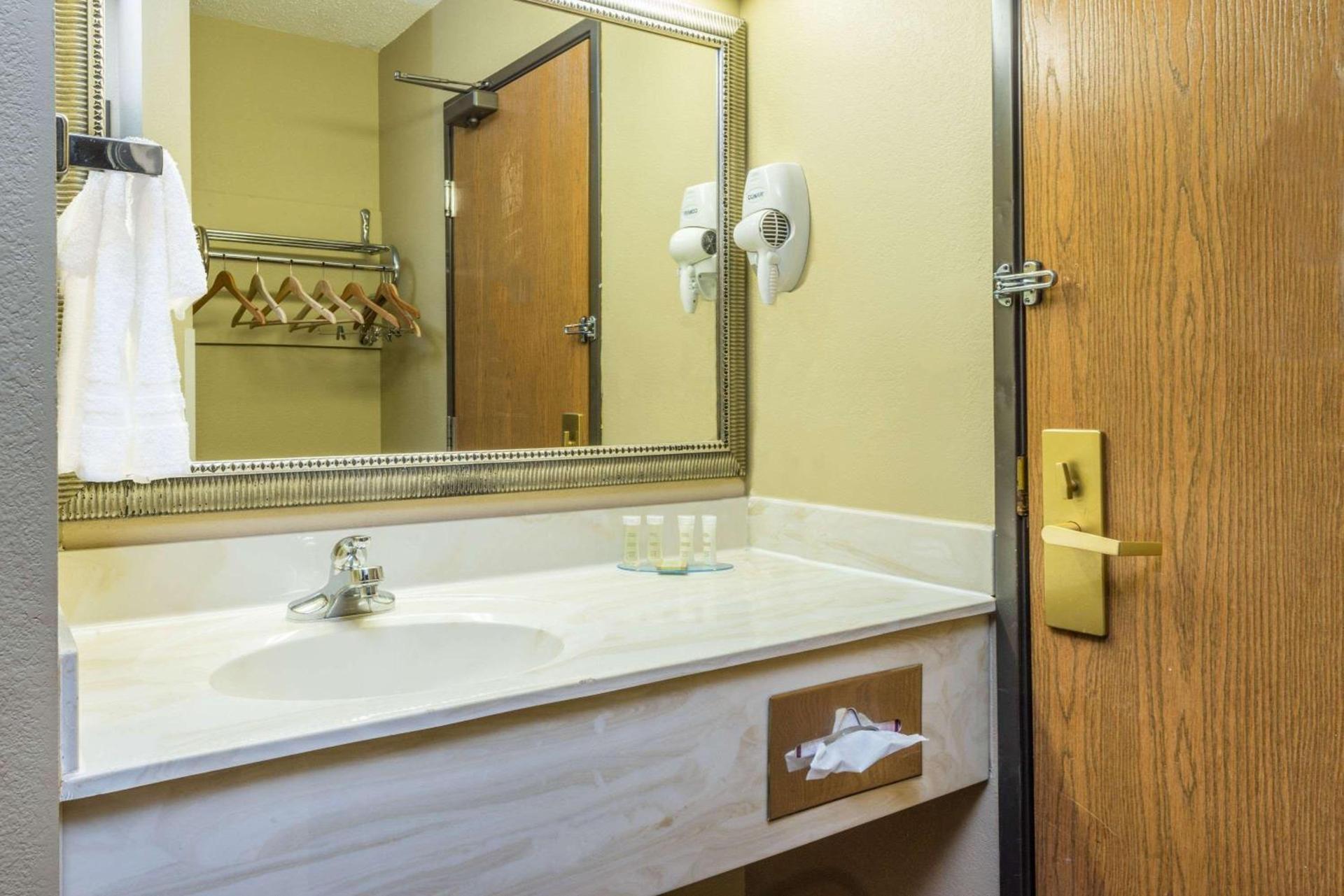 Super 8 by Wyndham Troy IL/St. Louis Area photo 11