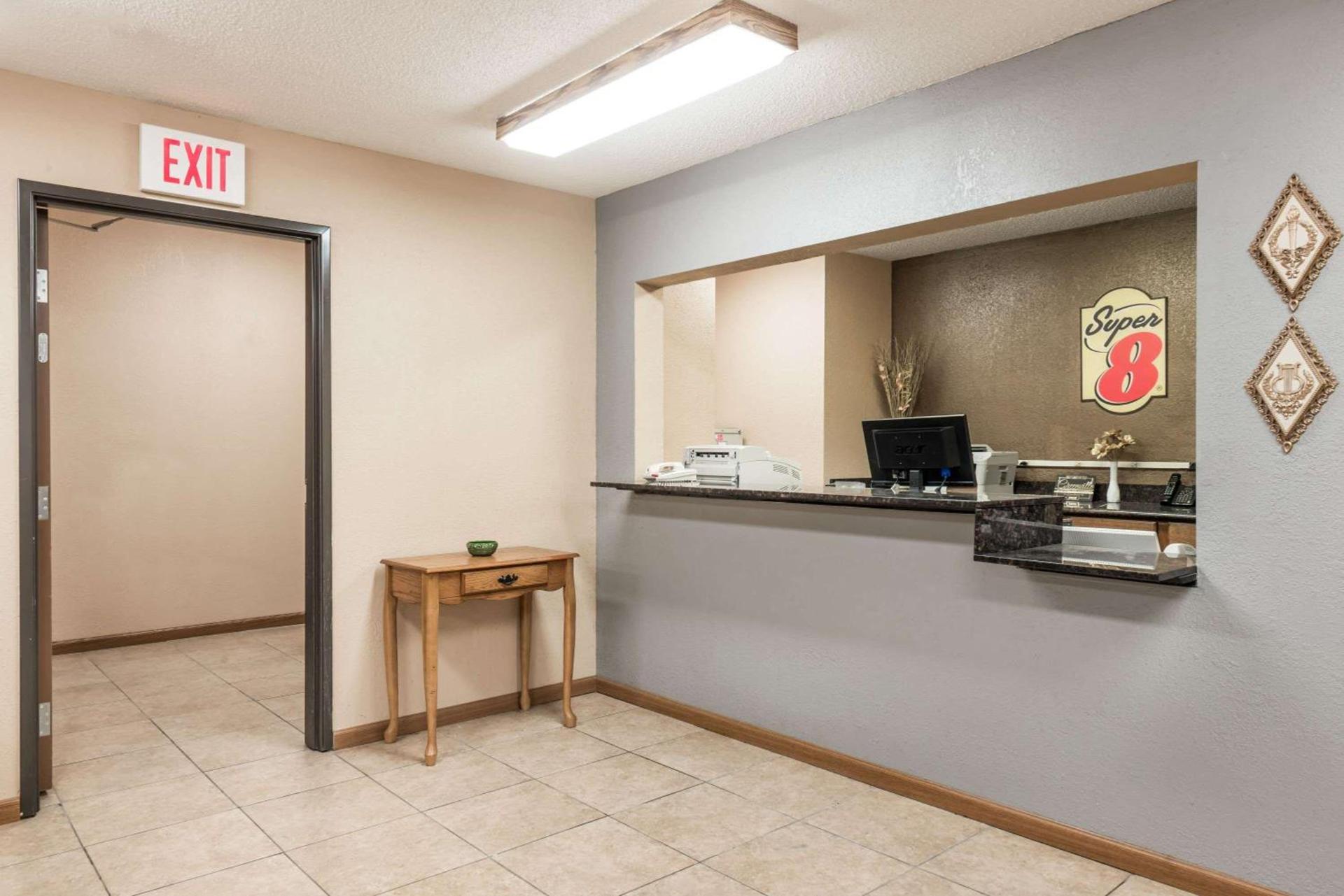 Super 8 by Wyndham Greenville photo 2