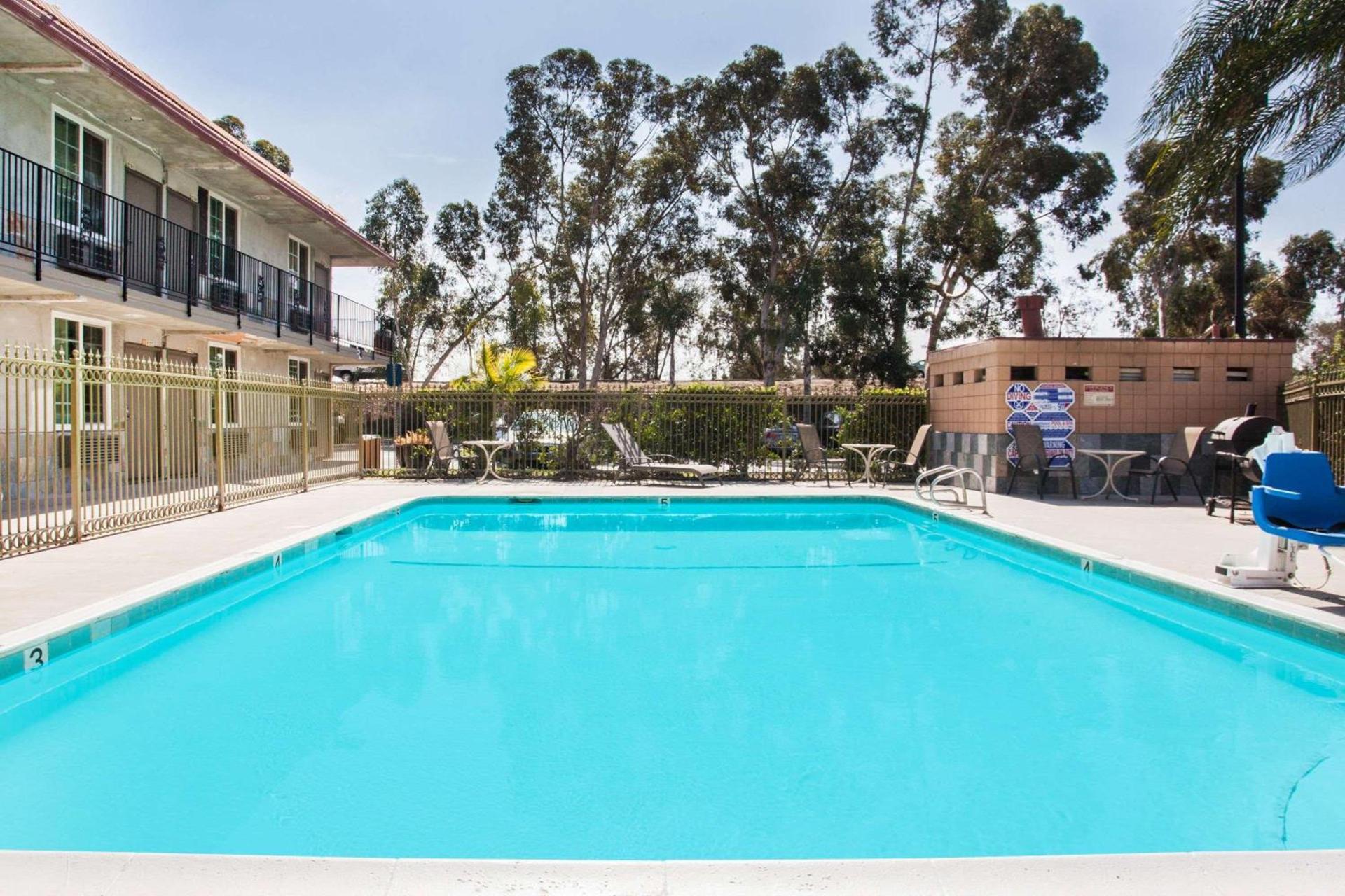 Super 8 by Wyndham Redlands/San Bernardino photo 4
