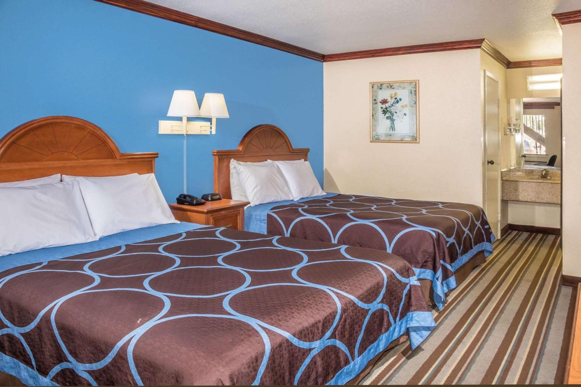Super 8 by Wyndham San Marcos photo 11