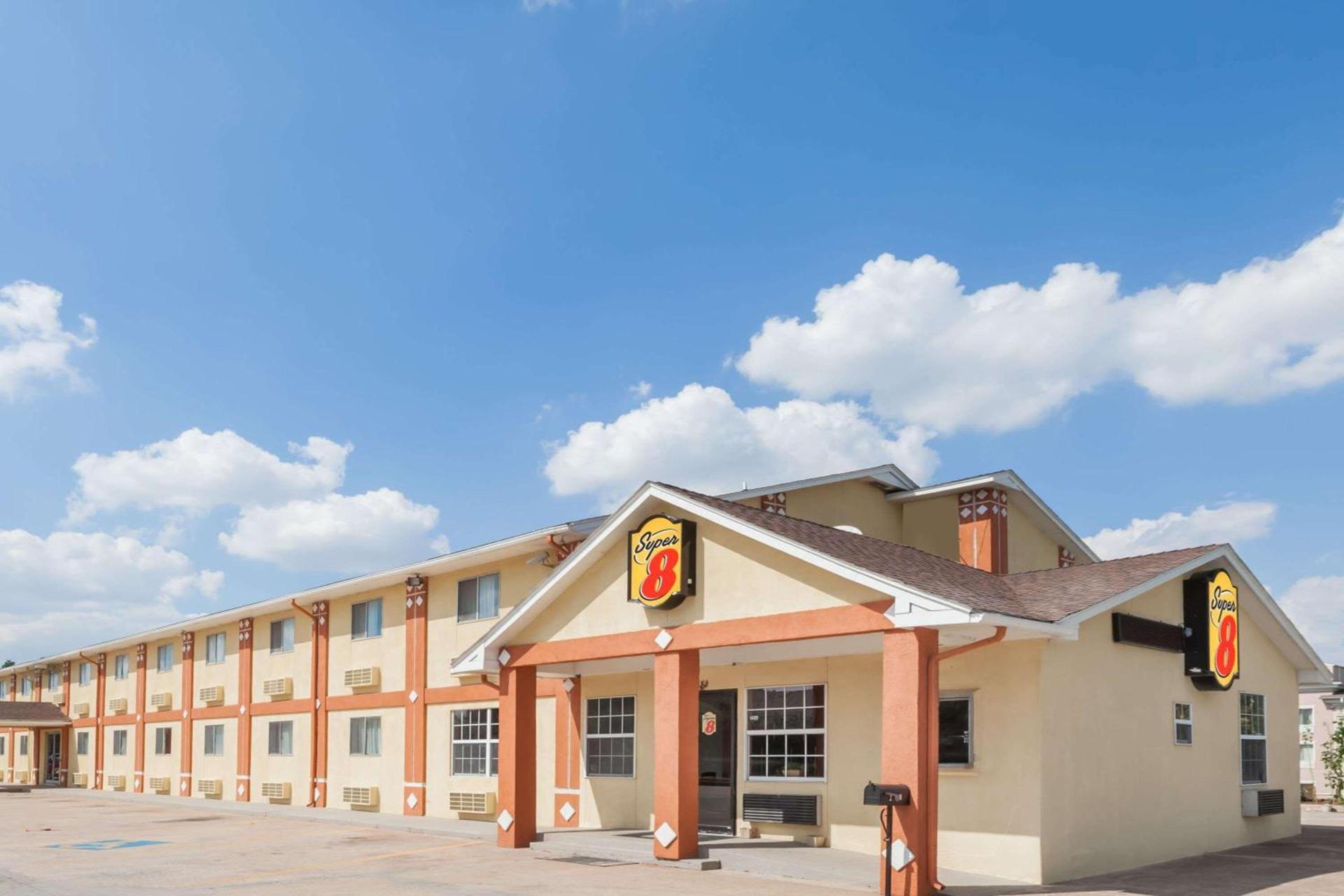 Super 8 by Wyndham Chickasha photo 2