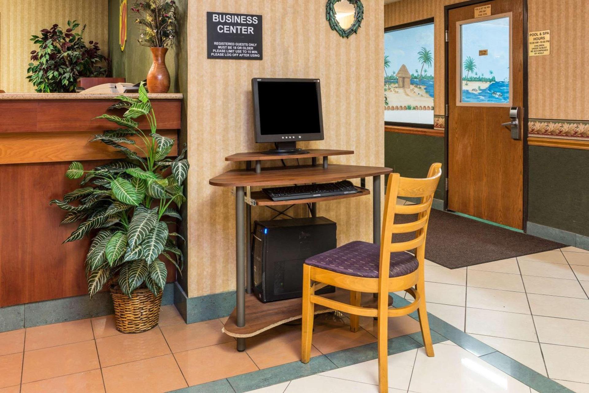 Super 8 by Wyndham Troy IL/St. Louis Area photo 7