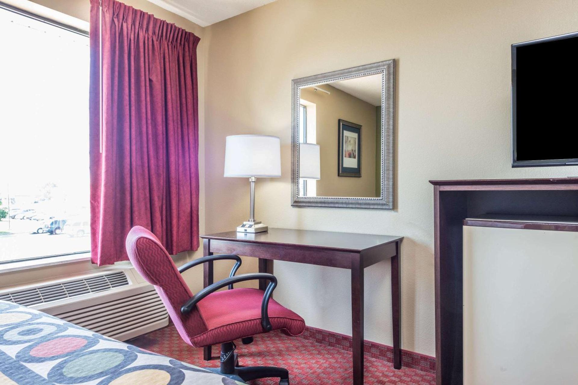 Super 8 by Wyndham Troy IL/St. Louis Area photo 6