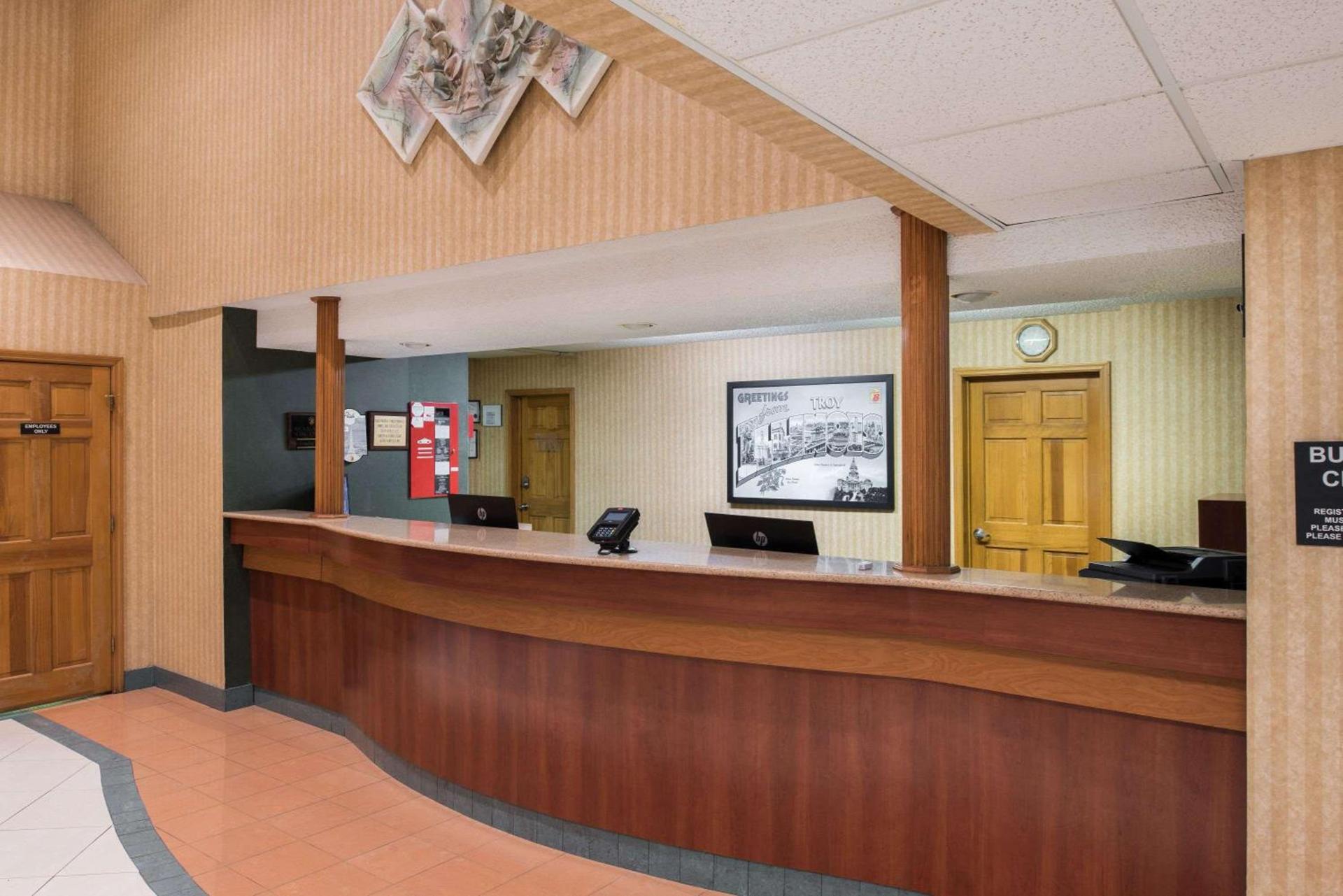 Super 8 by Wyndham Troy IL/St. Louis Area photo 5