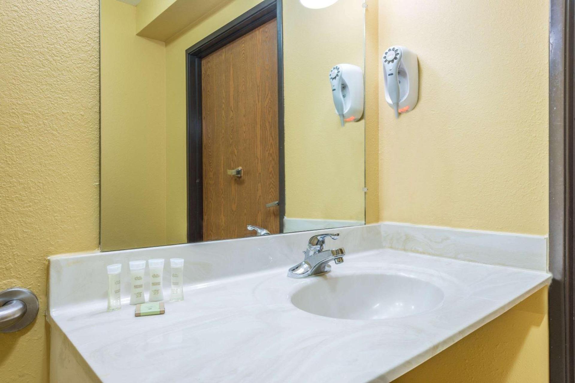 Super 8 by Wyndham Troy IL/St. Louis Area photo 4
