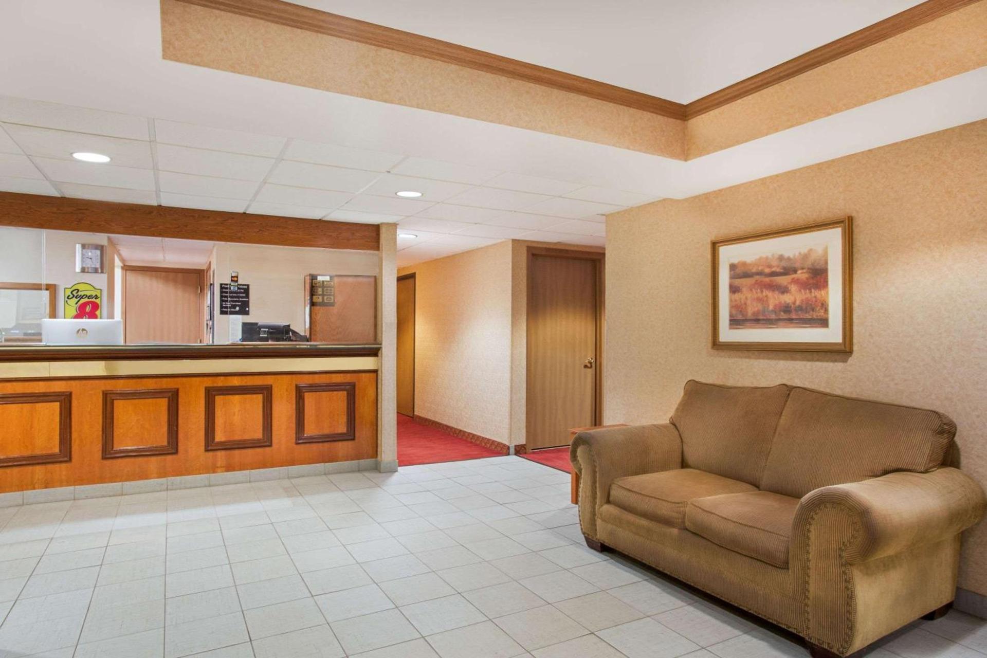 Super 8 by Wyndham Defiance photo 3