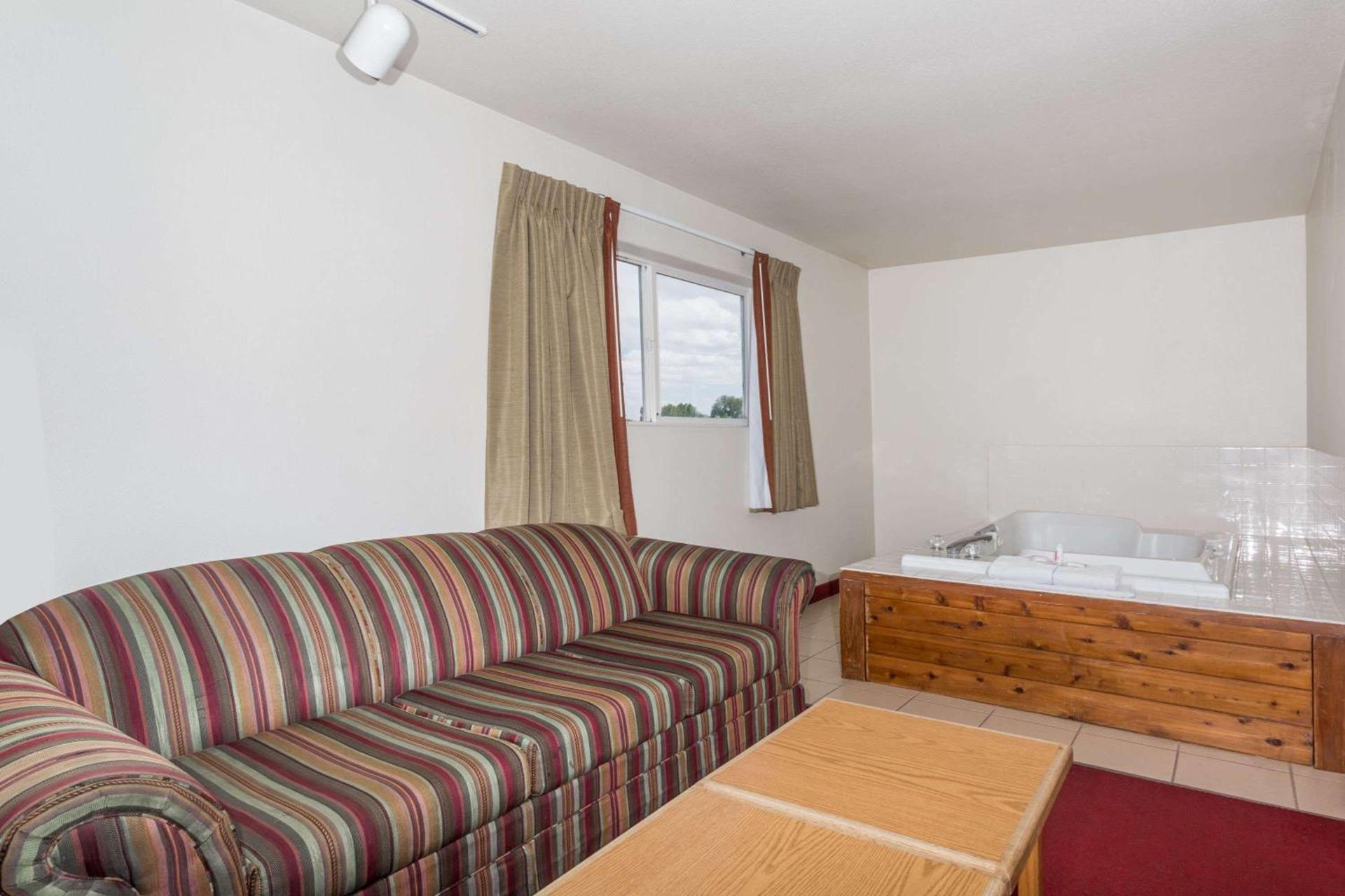 Super 8 by Wyndham Fruita photo 13
